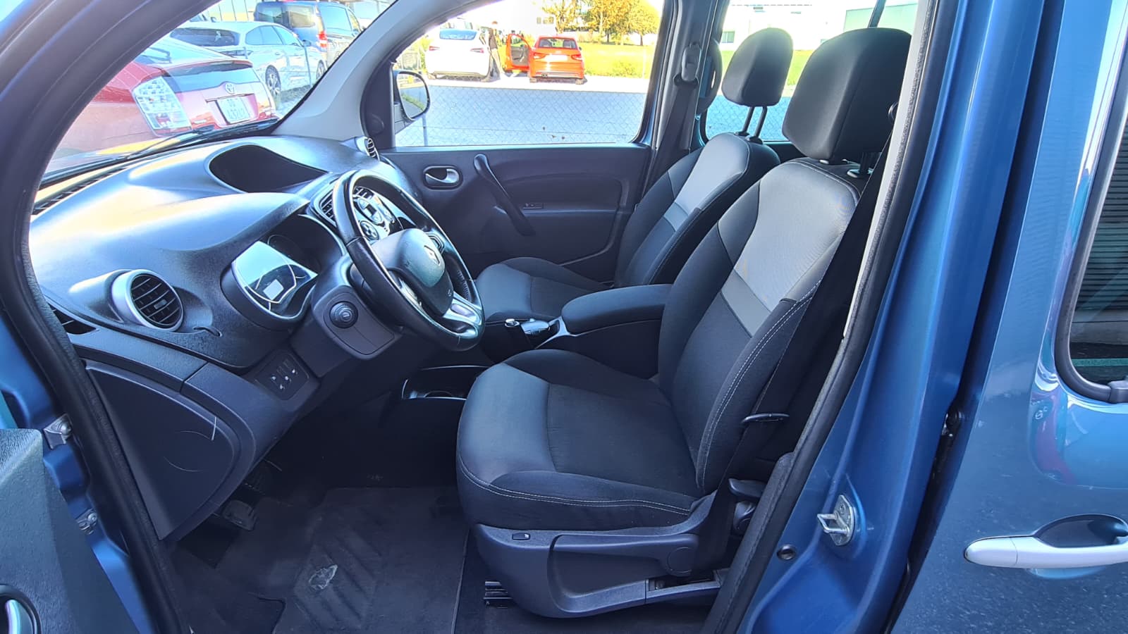 RENAULT Kangoo 1.5 dCi Intens ** 5-Plätzer ** Gr-Navi ** Sitzheizung ** Tempomat ** Klimaautomat ** PDC Hinten ** Frisch Ab MFK **-image-18