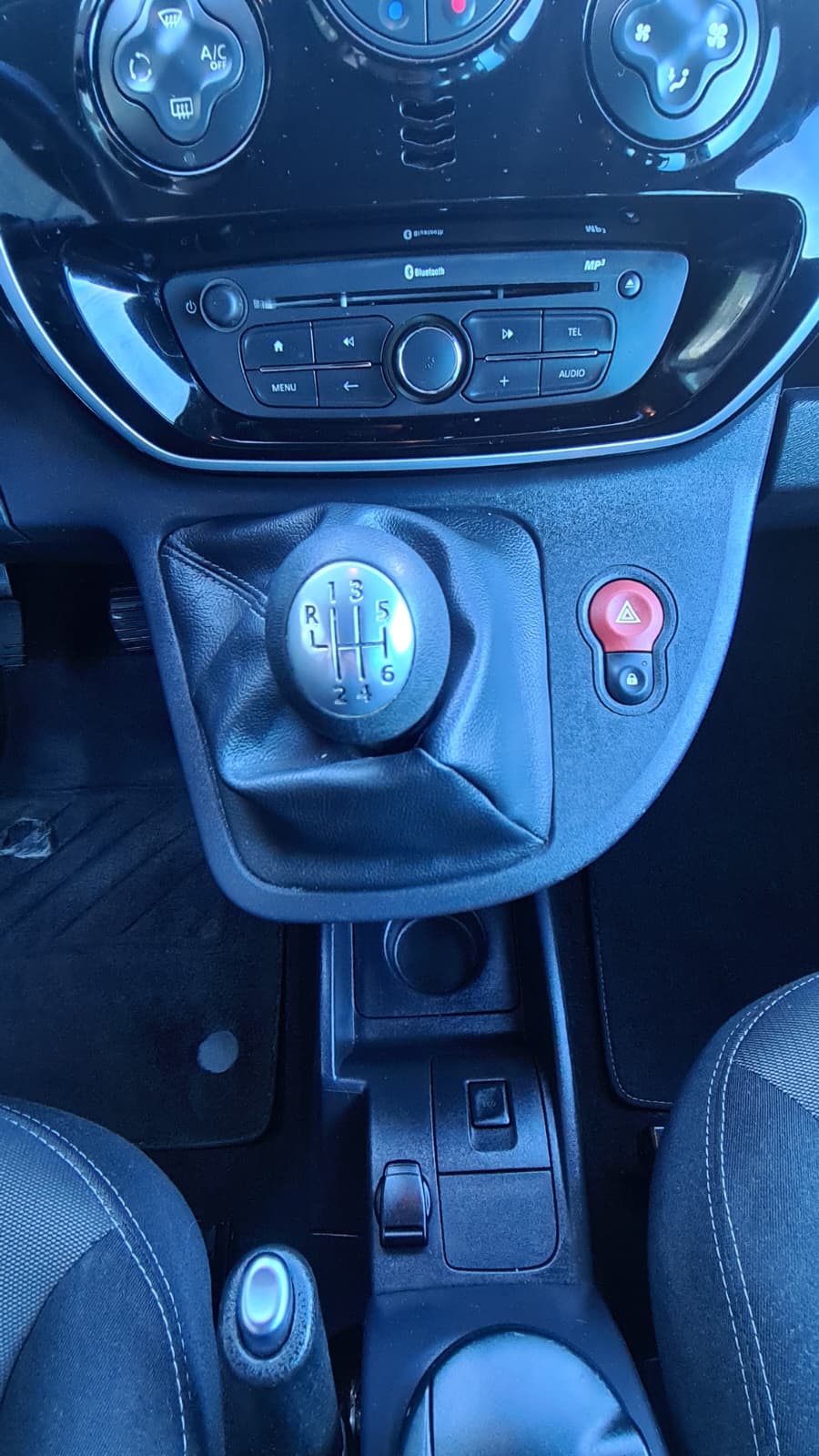 RENAULT Kangoo 1.5 dCi Intens ** 5-Plätzer ** Gr-Navi ** Sitzheizung ** Tempomat ** Klimaautomat ** PDC Hinten ** Frisch Ab MFK **-image-14
