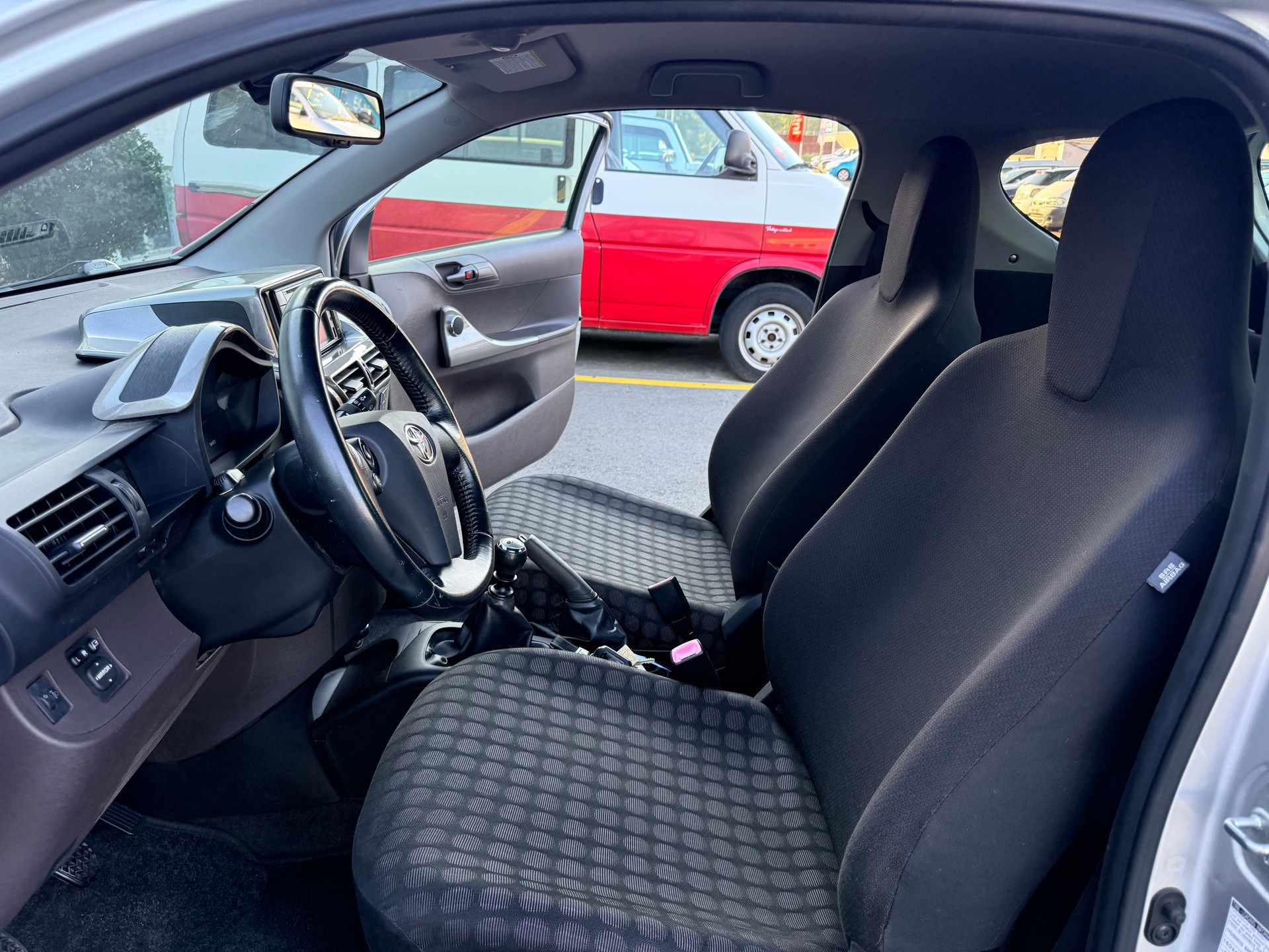 TOYOTA iQ2 1.0 VVT-i-image-9
