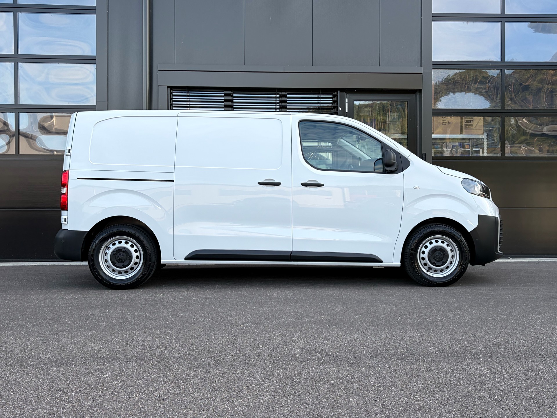 TOYOTA Proace EV 75kWh Medium Active-showroom-element-1