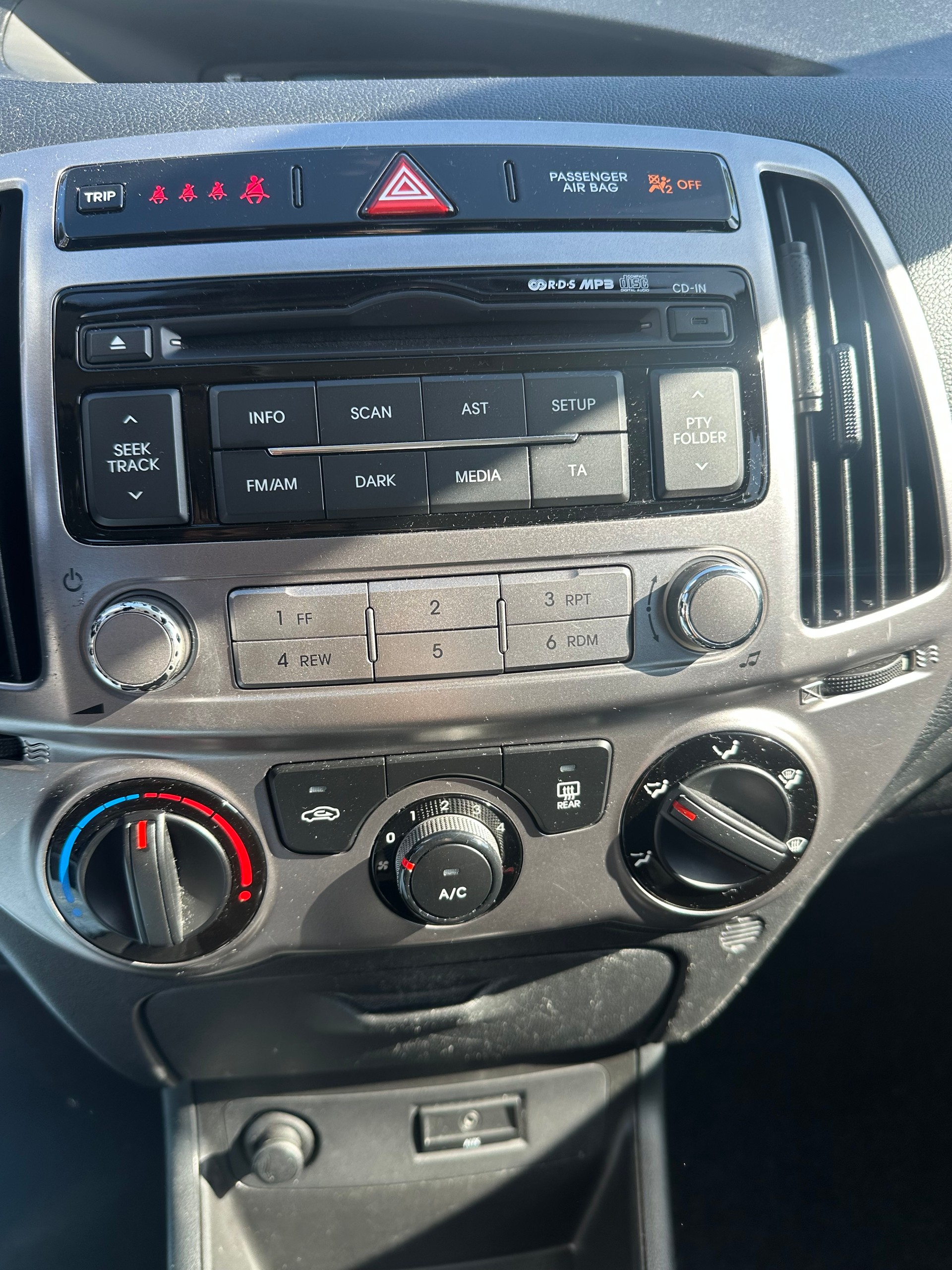 HYUNDAI i20 1.2 Comfort-image-15