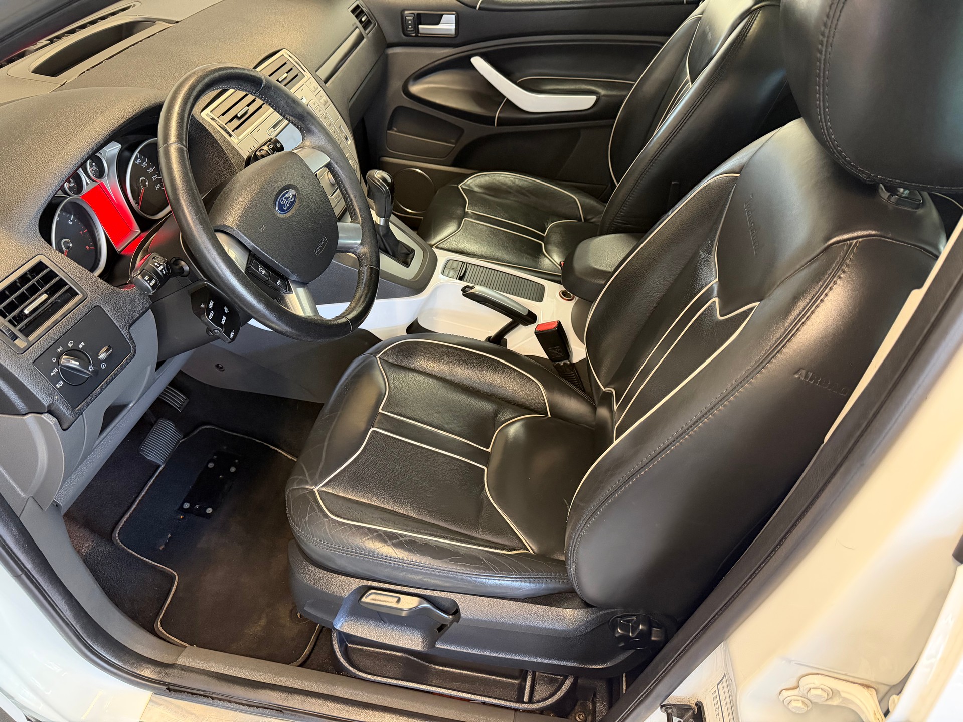 FORD Kuga 2.5 Turbo Titanium 4WD Automatic-image-9