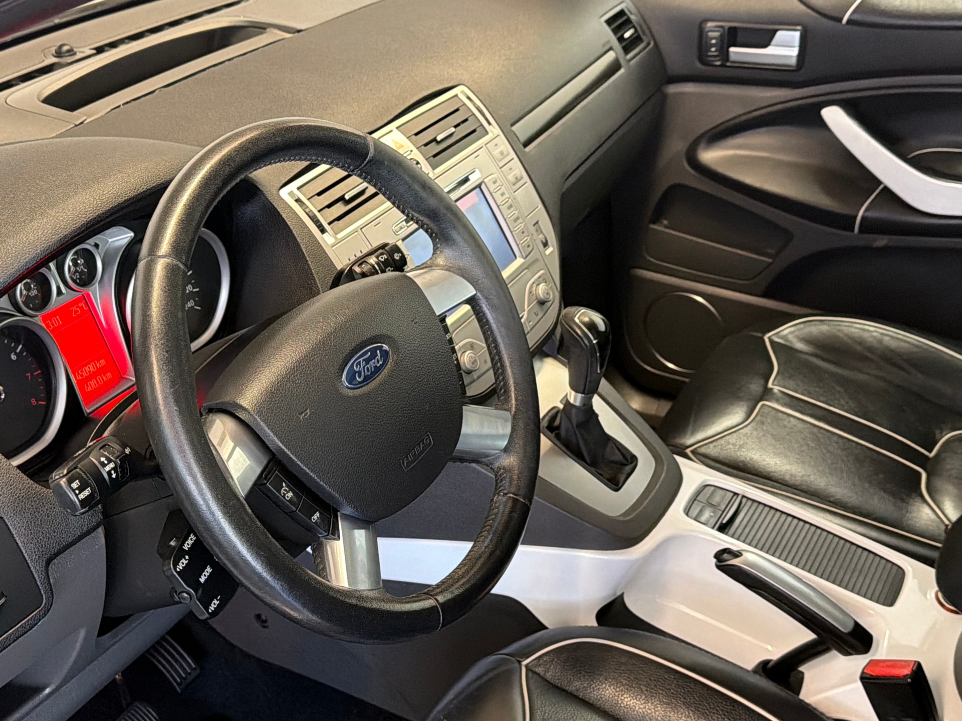 FORD Kuga 2.5 Turbo Titanium 4WD Automatic-image-10