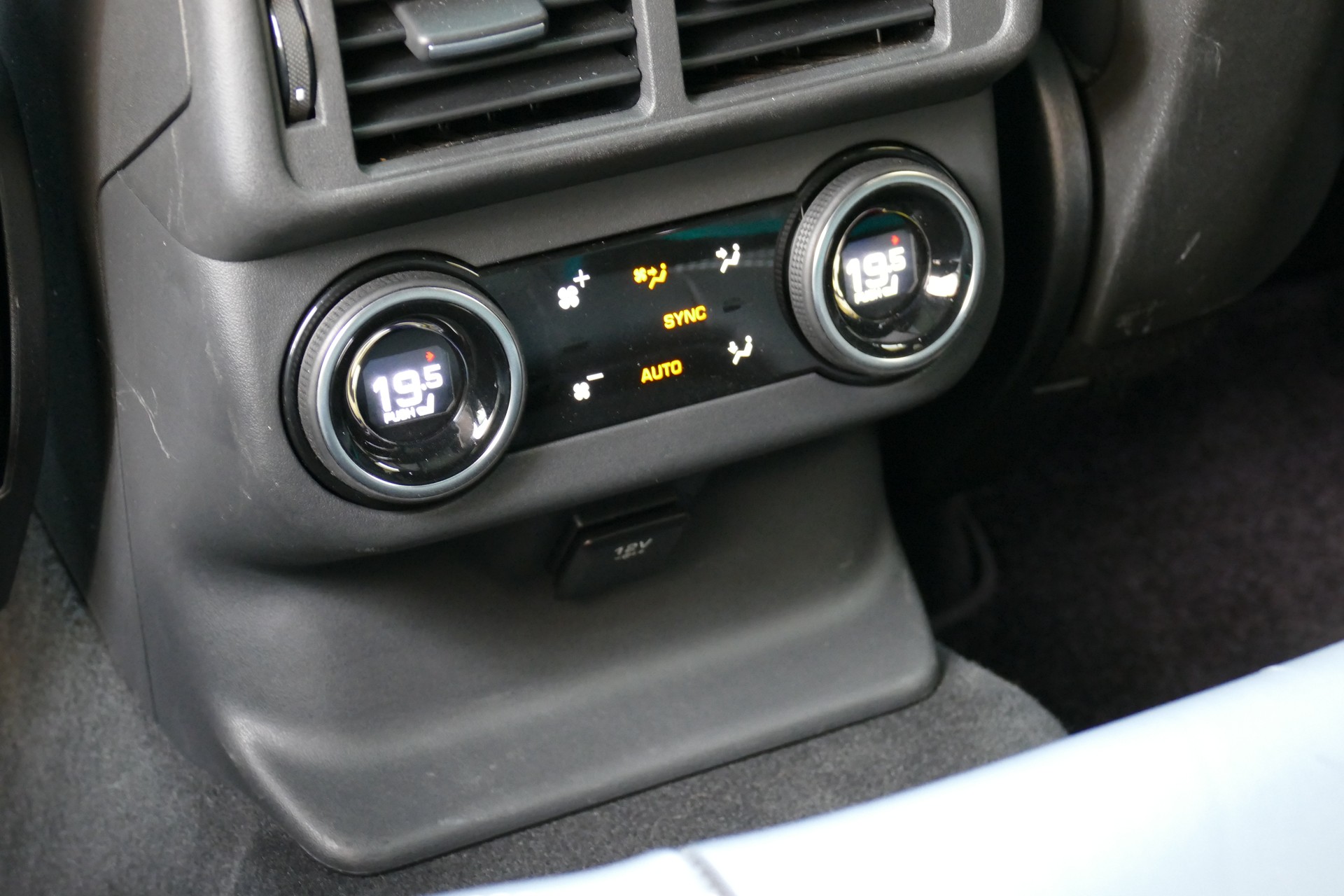 LAND ROVER 3.0 V6 R-Dynamic HSE-image-13