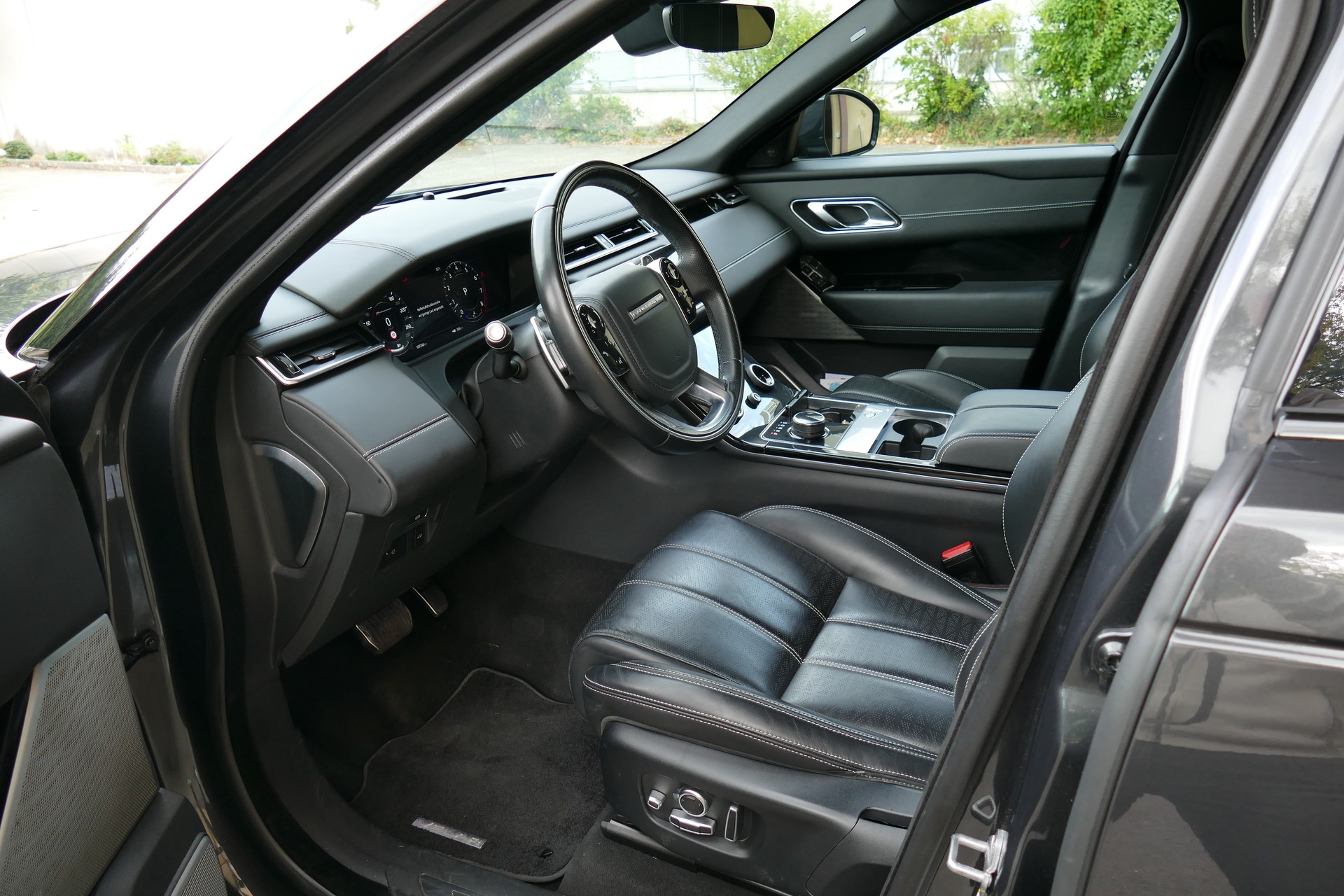 LAND ROVER 3.0 V6 R-Dynamic HSE-image-12