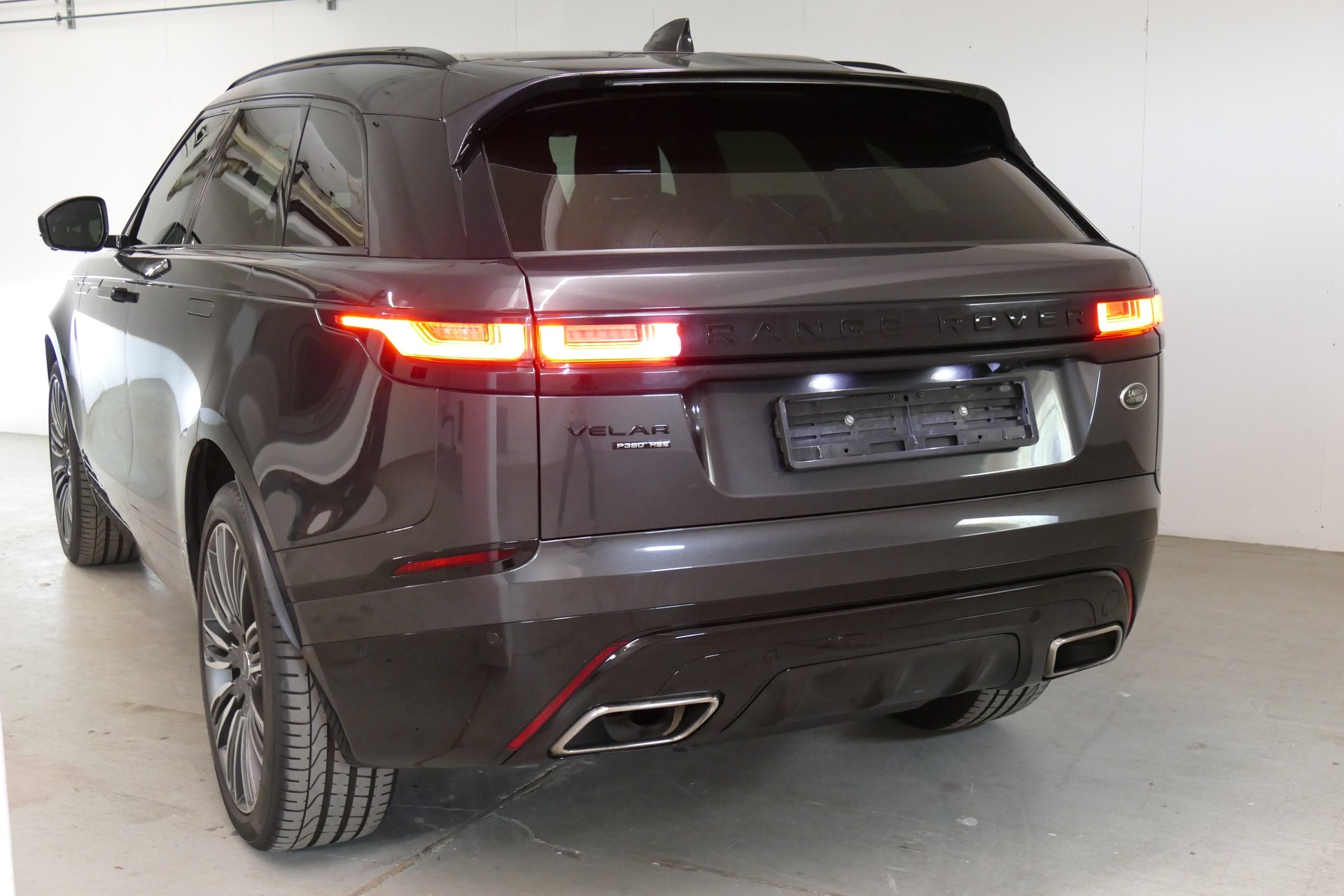LAND ROVER 3.0 V6 R-Dynamic HSE-image-2