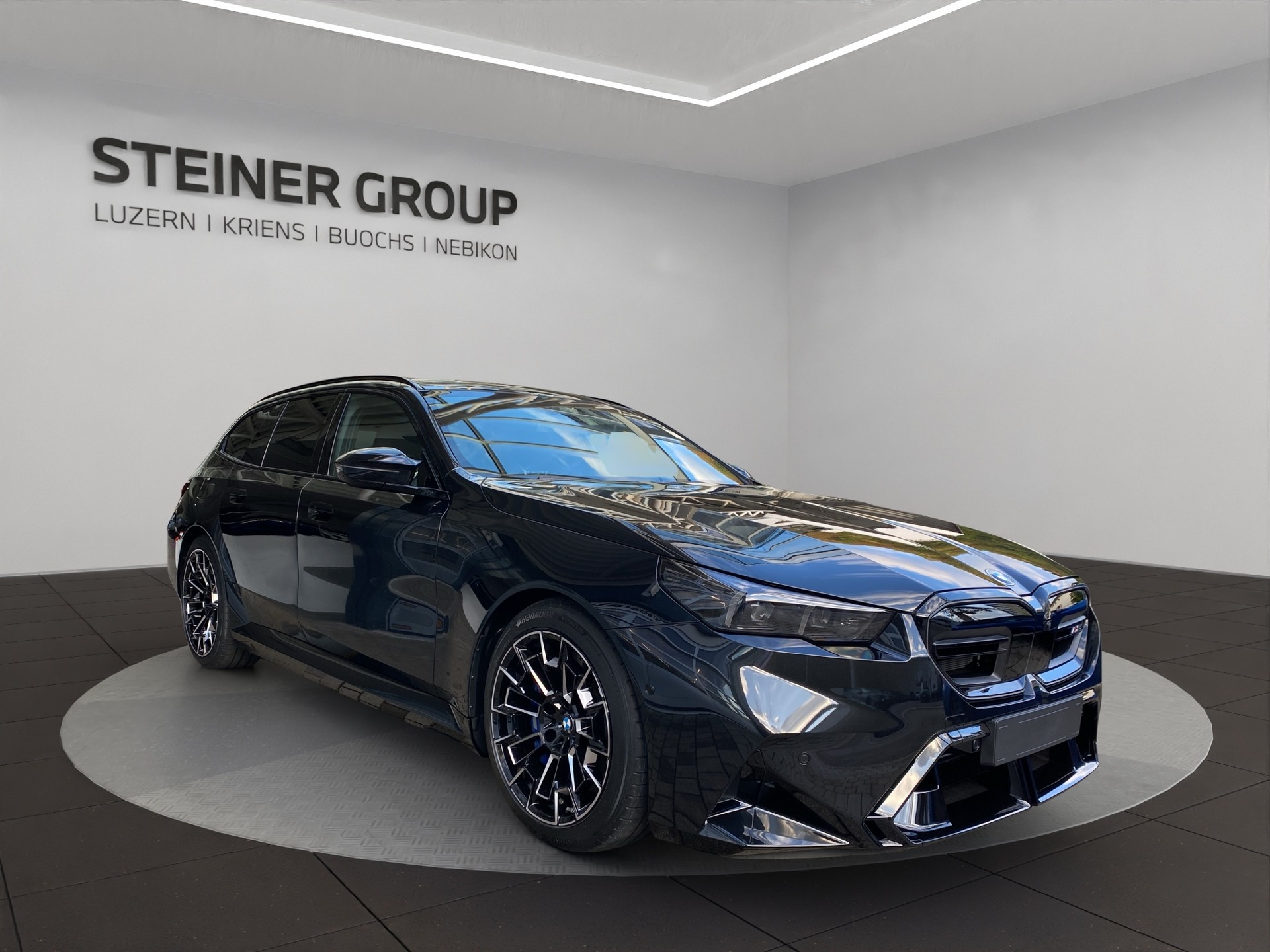 BMW M5 xDrive Touring-showroom-element-2