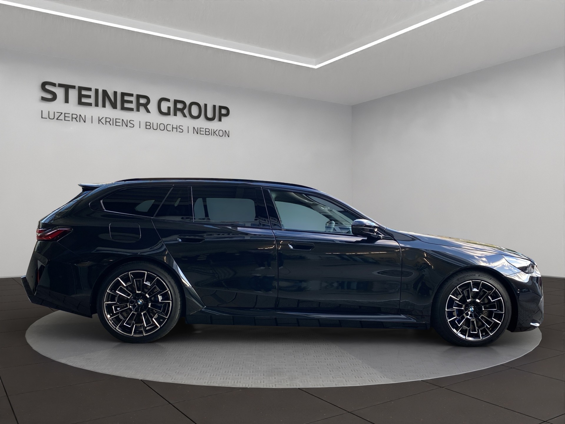 BMW M5 xDrive Touring-showroom-element-3