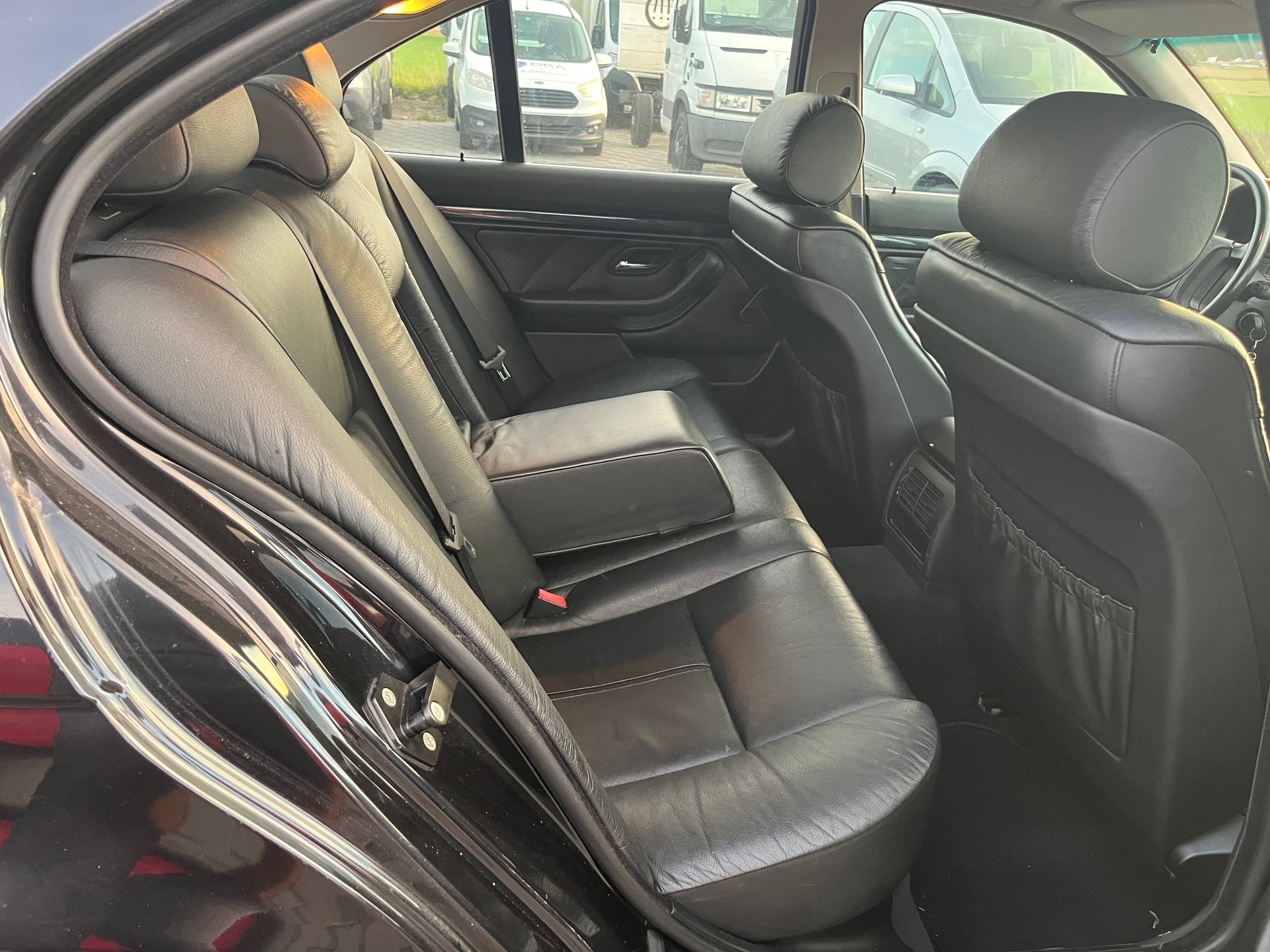 BMW 520i-image-9