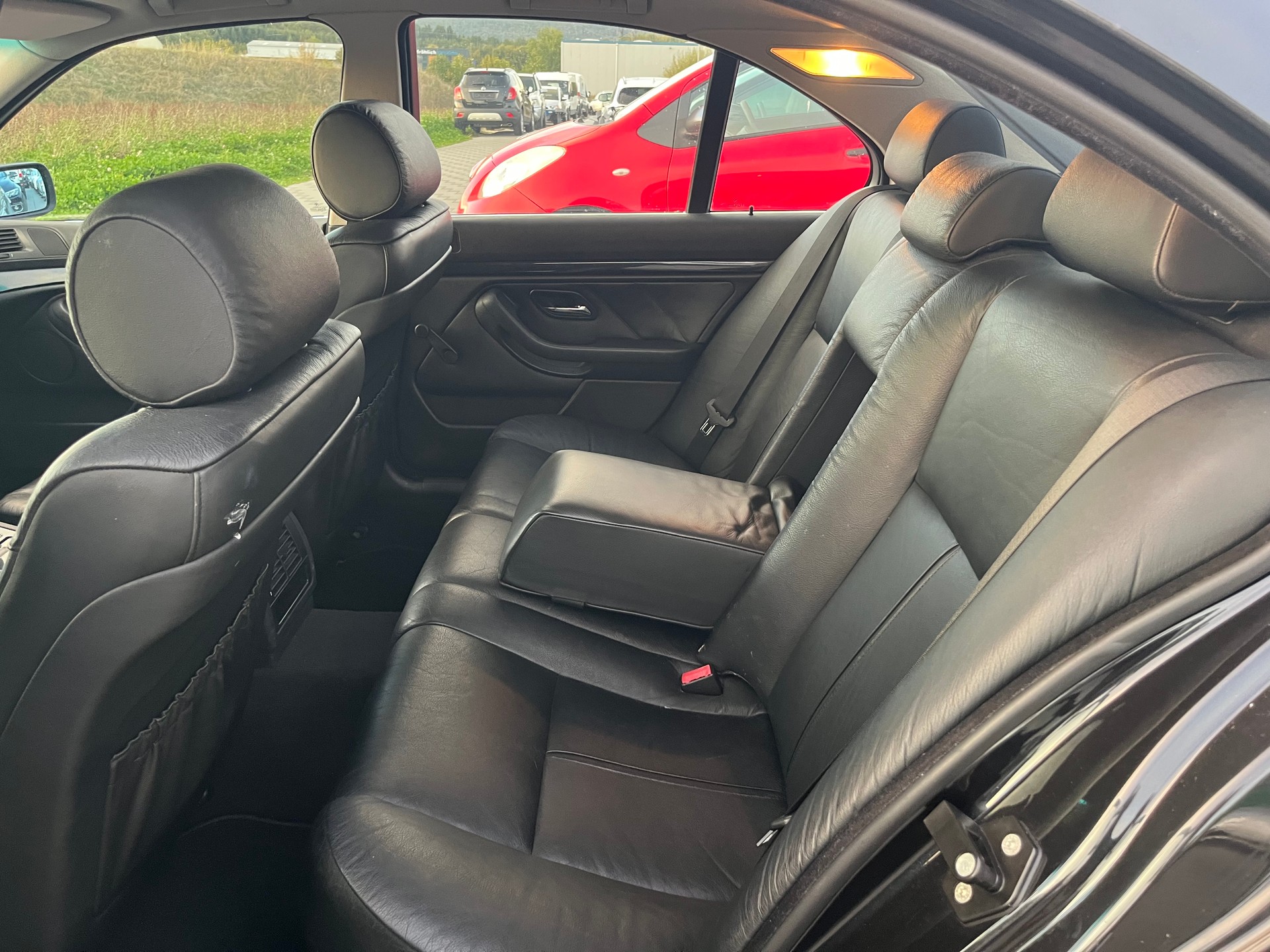 BMW 520i-image-12