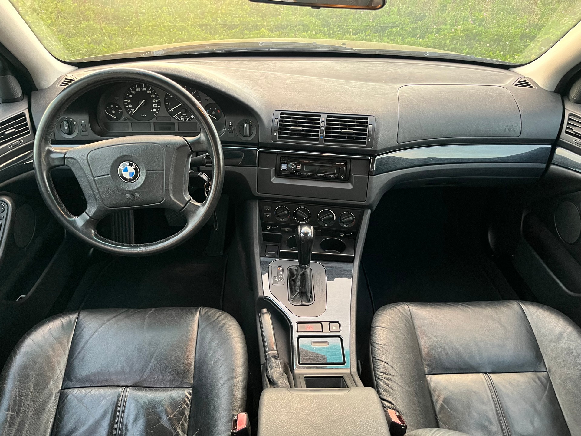 BMW 520i-image-11