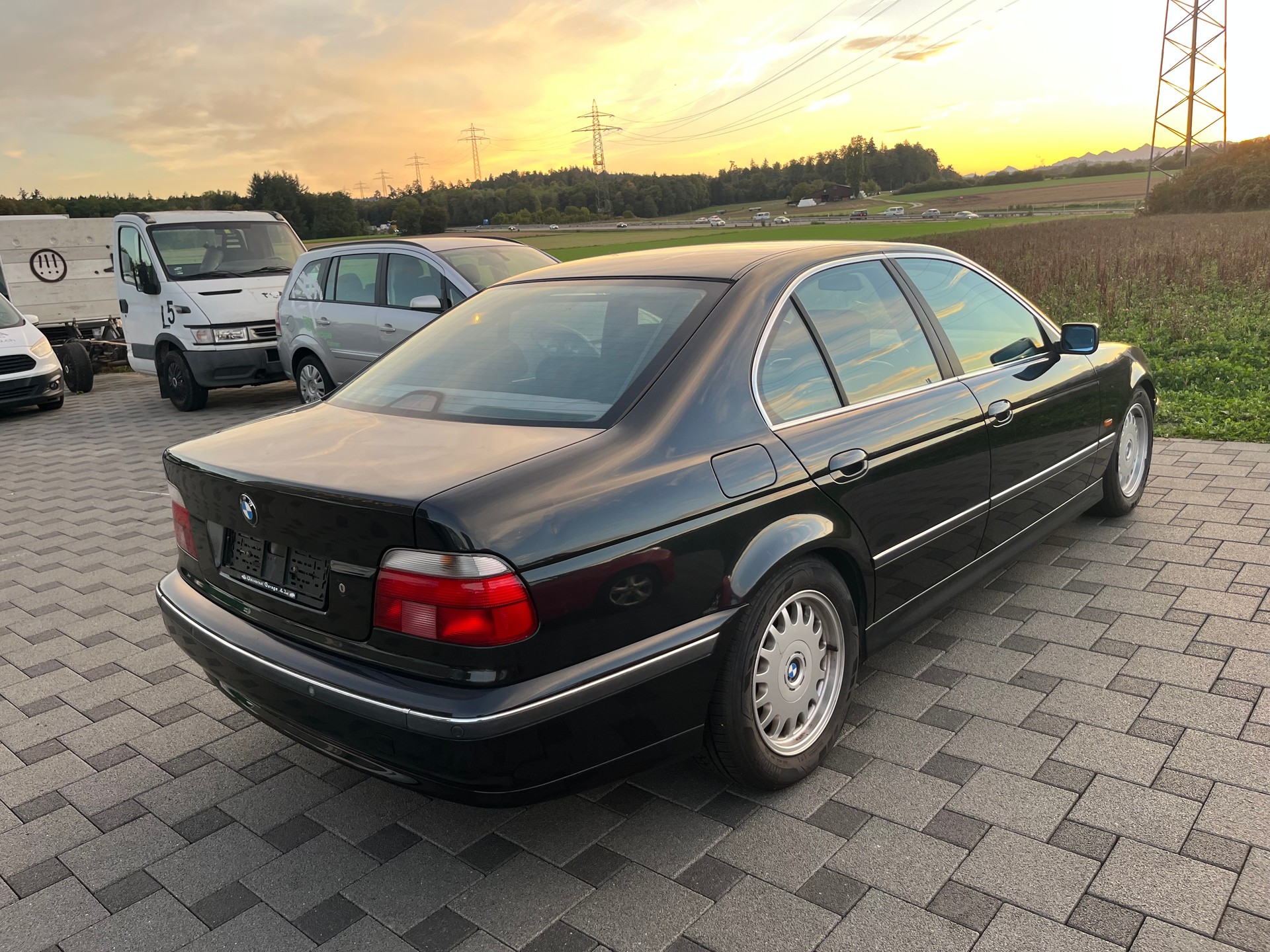 BMW 520i-image-4