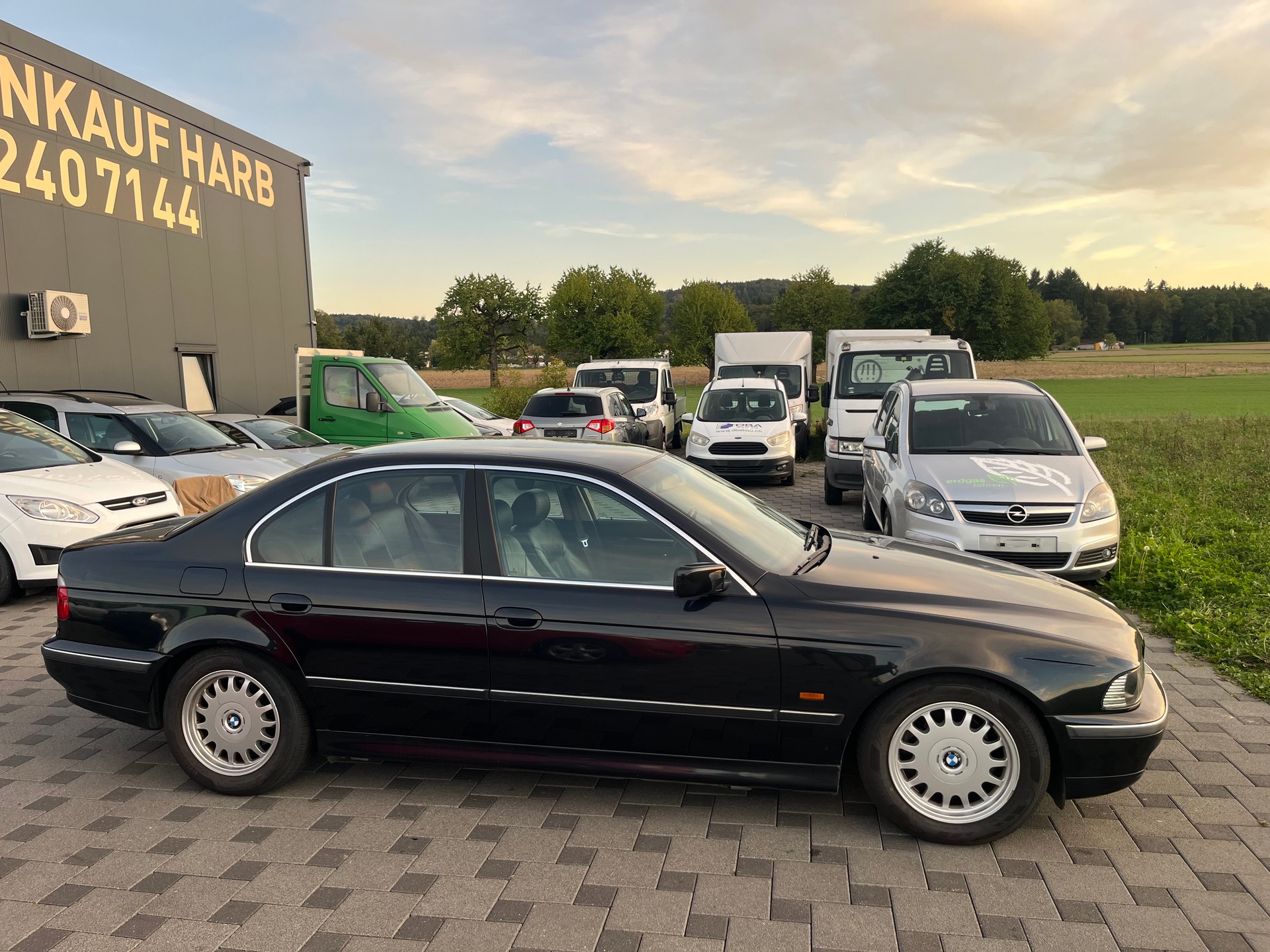 BMW 520i-image-2