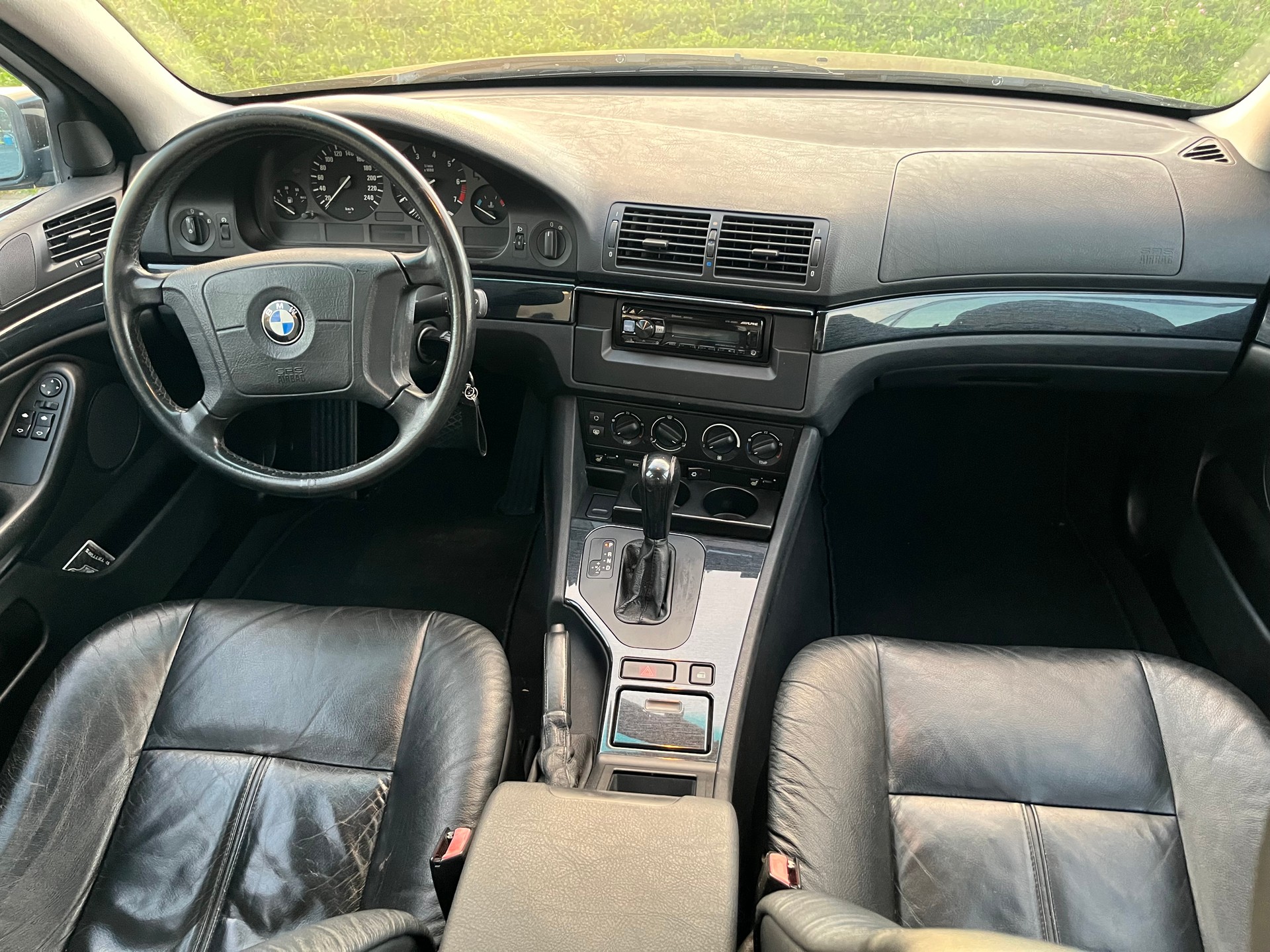 BMW 520i-image-10