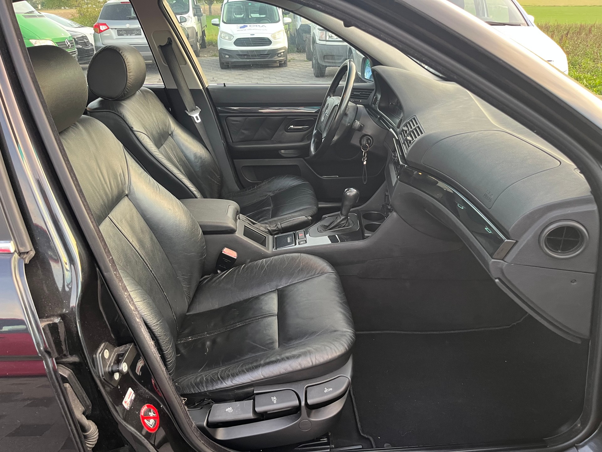 BMW 520i-image-8