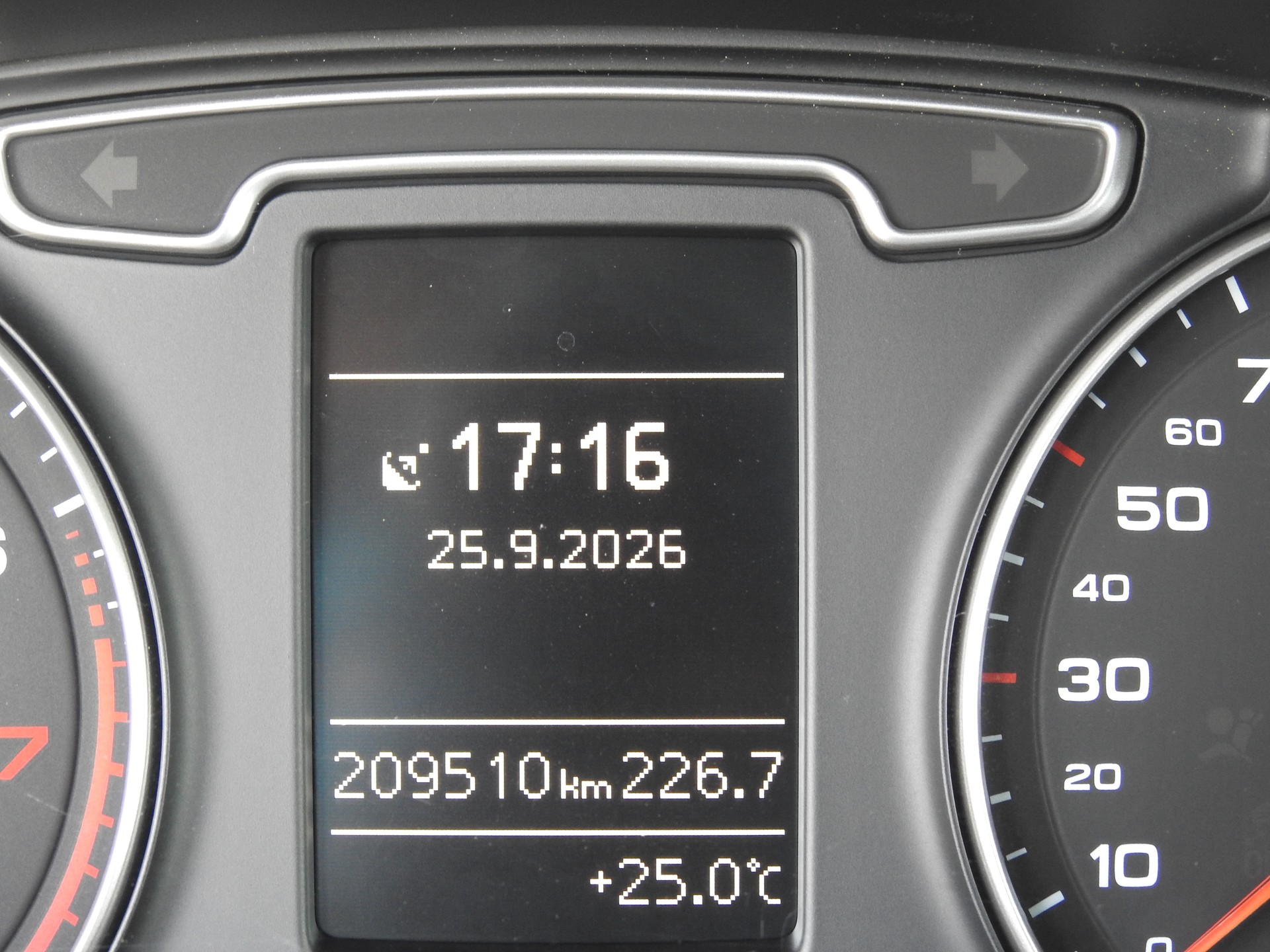 AUDI Q3 2.0 TFSI quattro S-tronic S-Line-image-20