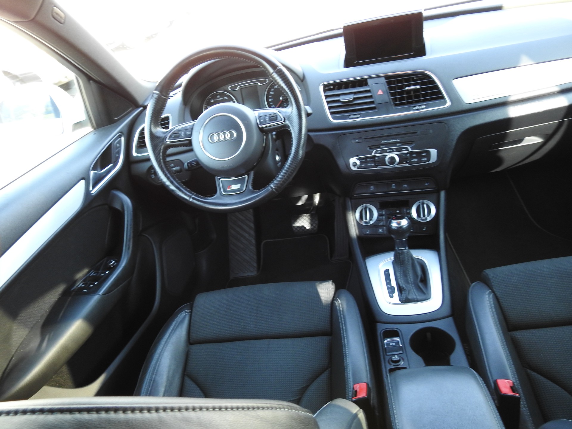 AUDI Q3 2.0 TFSI quattro S-tronic S-Line-image-19