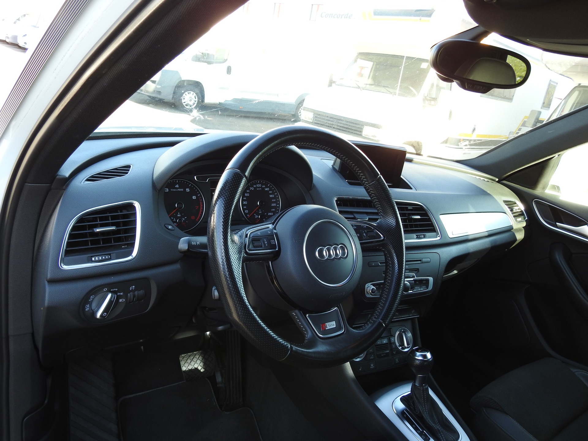 AUDI Q3 2.0 TFSI quattro S-tronic S-Line-image-12