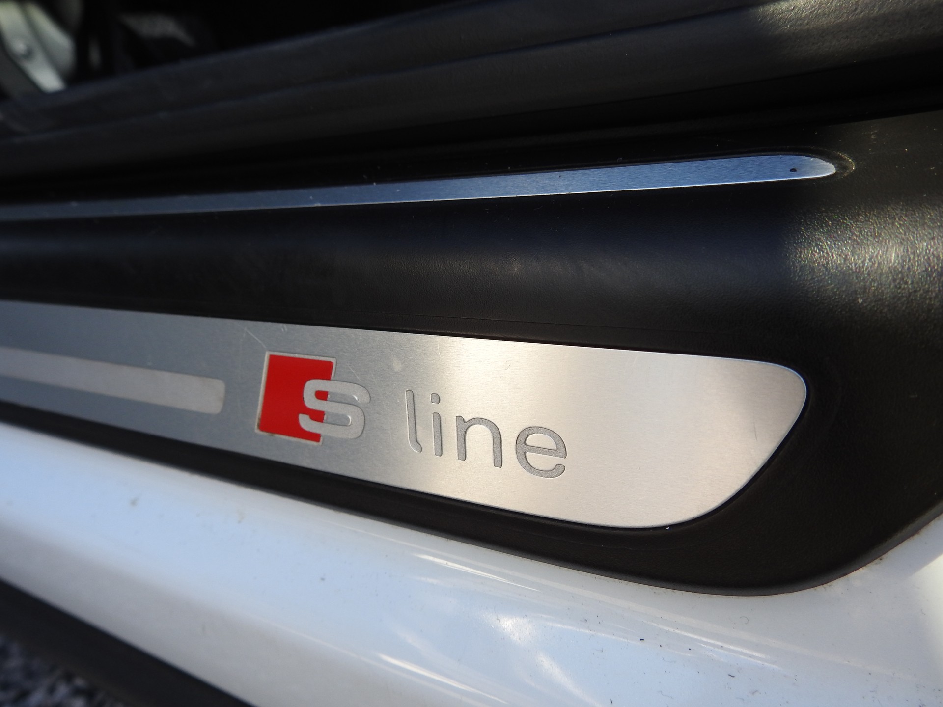 AUDI Q3 2.0 TFSI quattro S-tronic S-Line-image-14