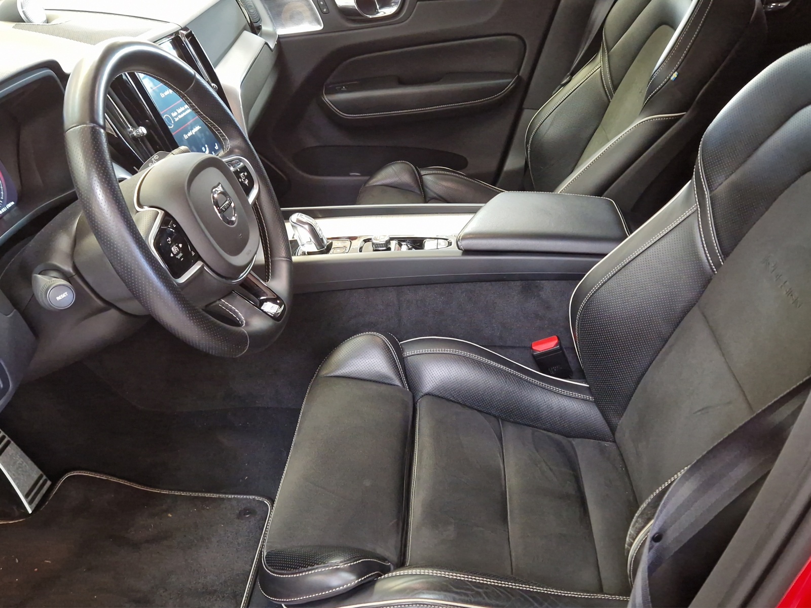 VOLVO XC60 2.0 T8 TE R-Design AWD-image-6