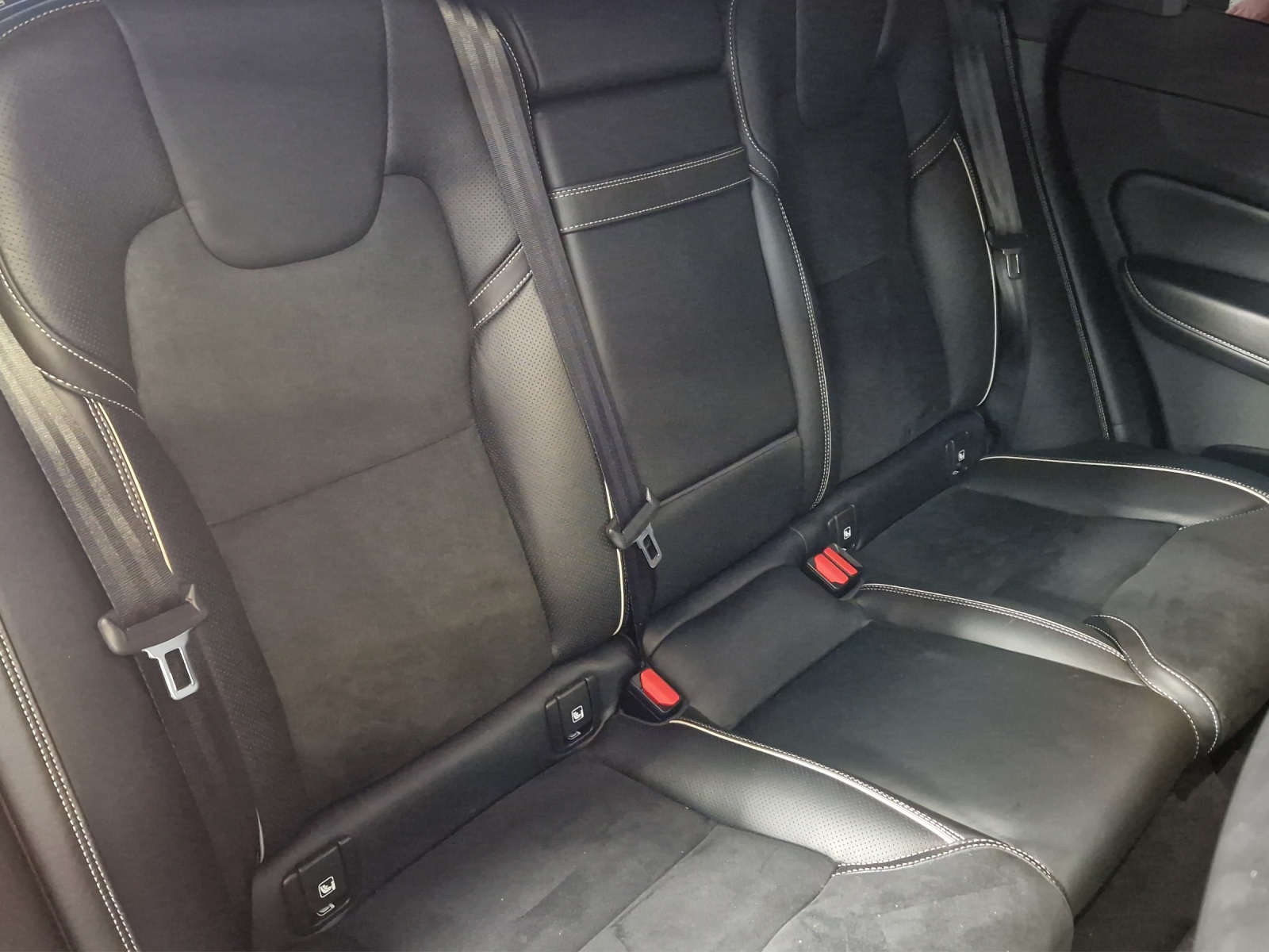 VOLVO XC60 2.0 T8 TE R-Design AWD-image-2