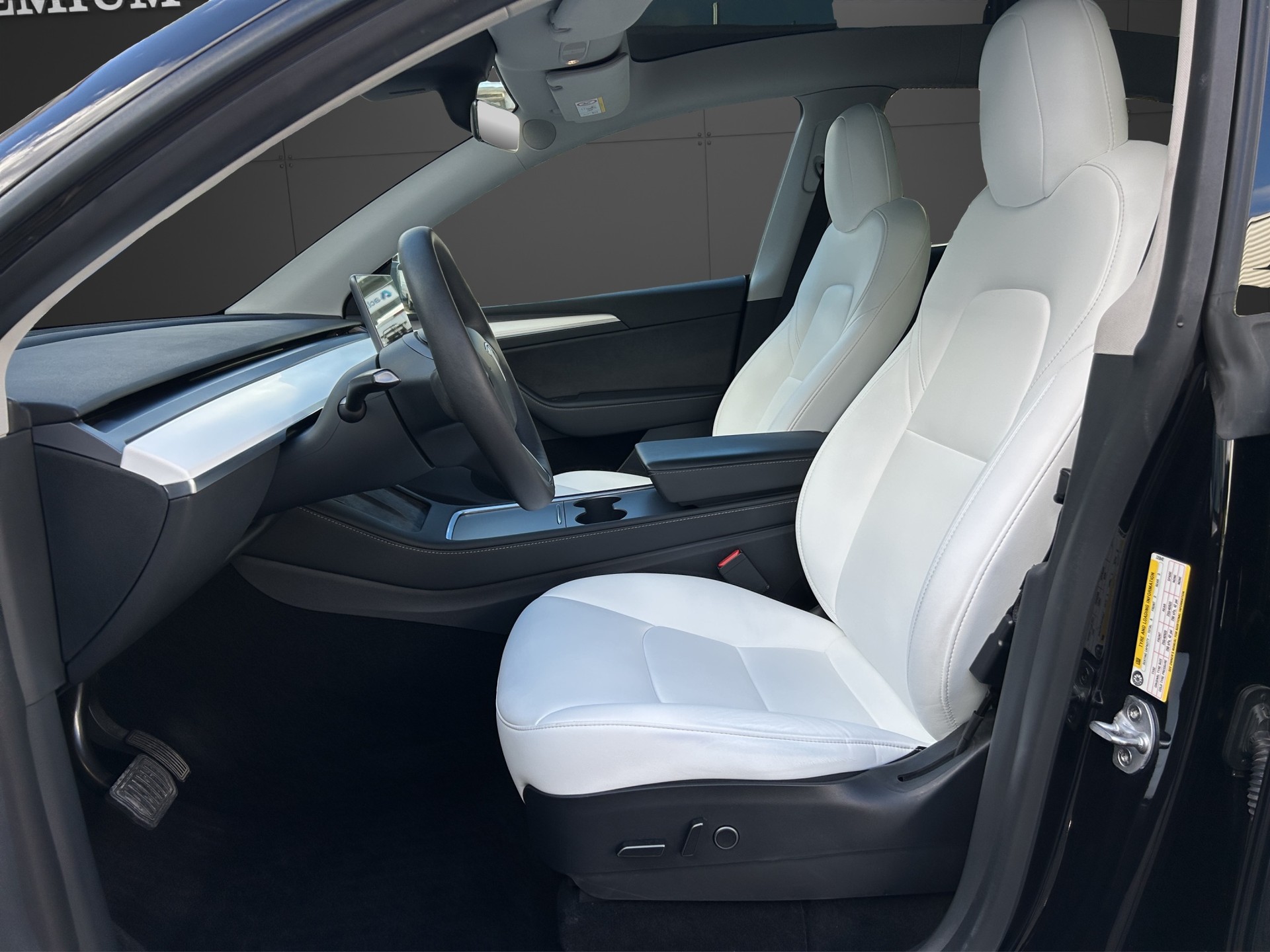 TESLA Model Y Long Range Dual Motor AWD / Model 2023-image-5