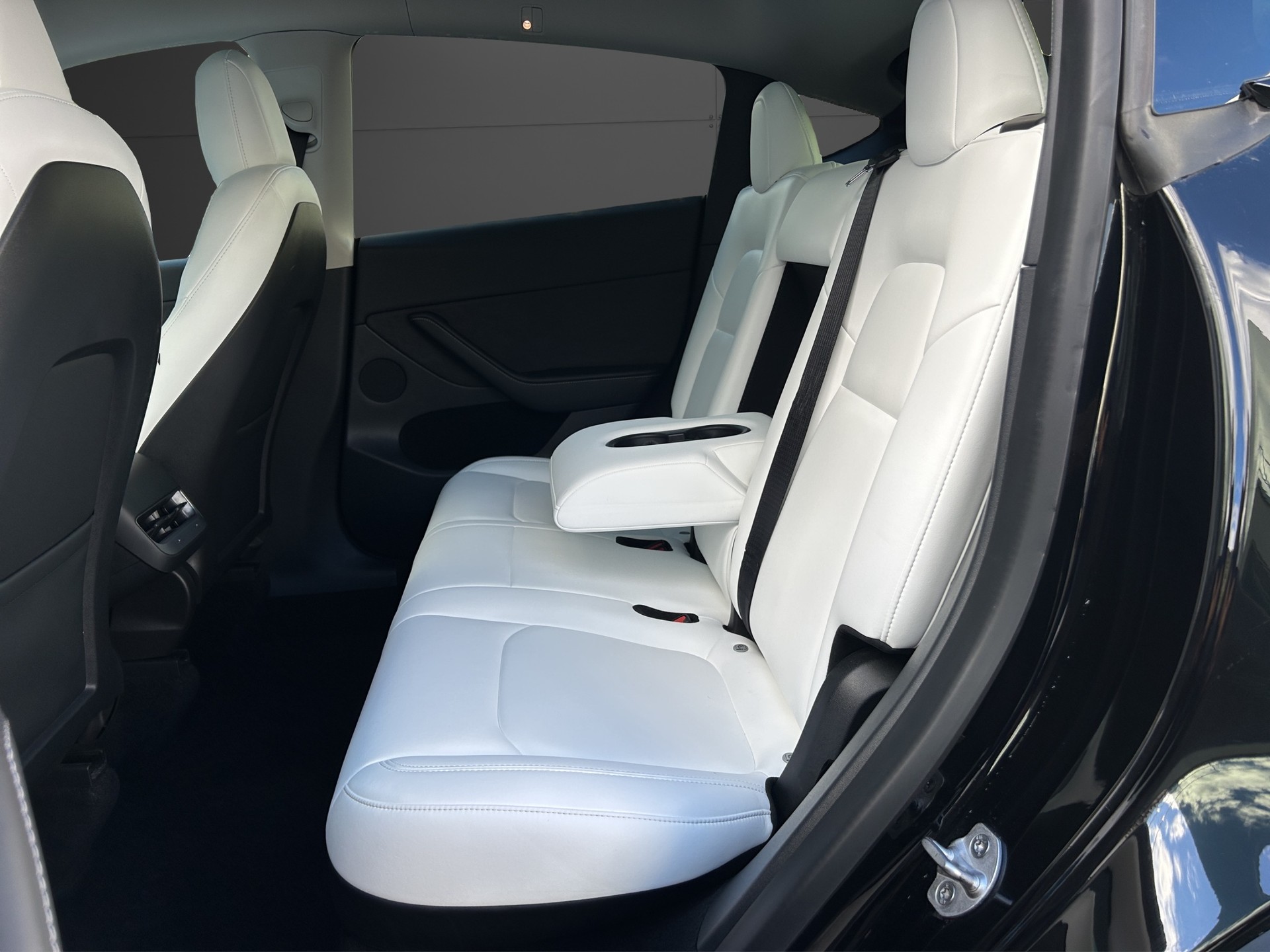 TESLA Model Y Long Range Dual Motor AWD / Model 2023-image-6