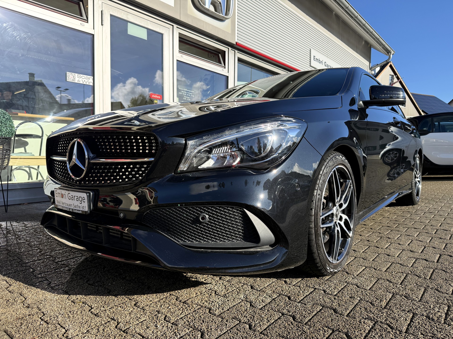 MERCEDES-BENZ CLA Shooting Brake 220 d AMG Line 7G-DCT-image-2