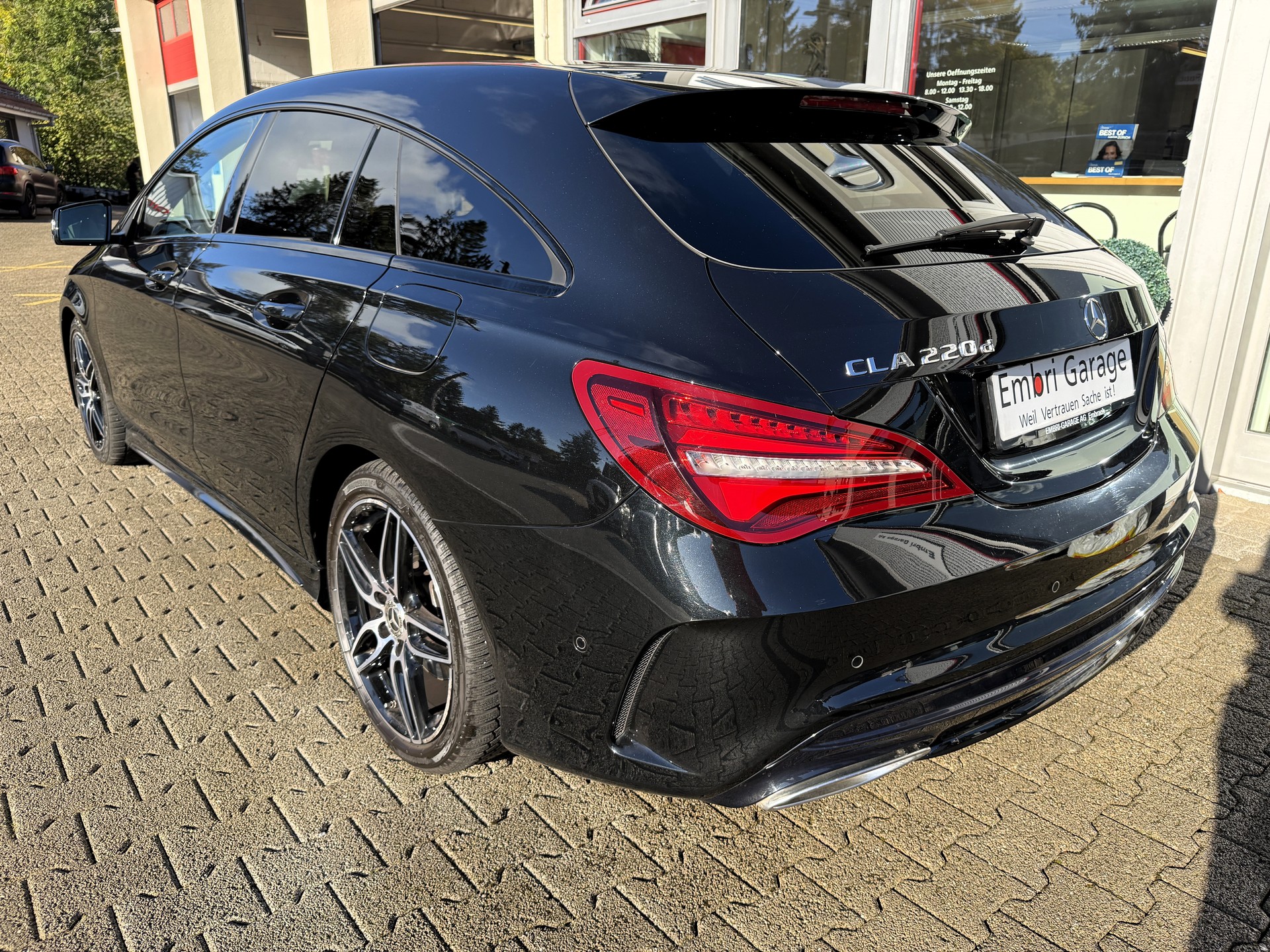 MERCEDES-BENZ CLA Shooting Brake 220 d AMG Line 7G-DCT-image-4