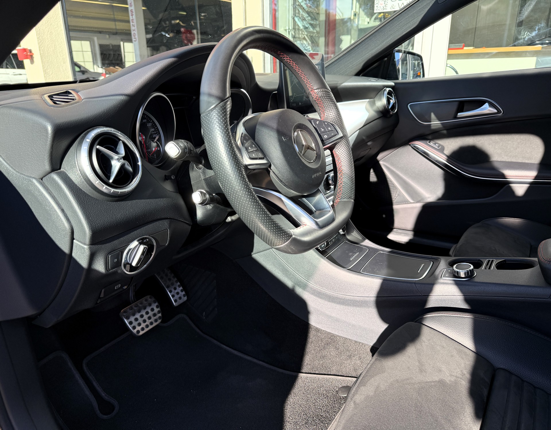 MERCEDES-BENZ CLA Shooting Brake 220 d AMG Line 7G-DCT-image-13