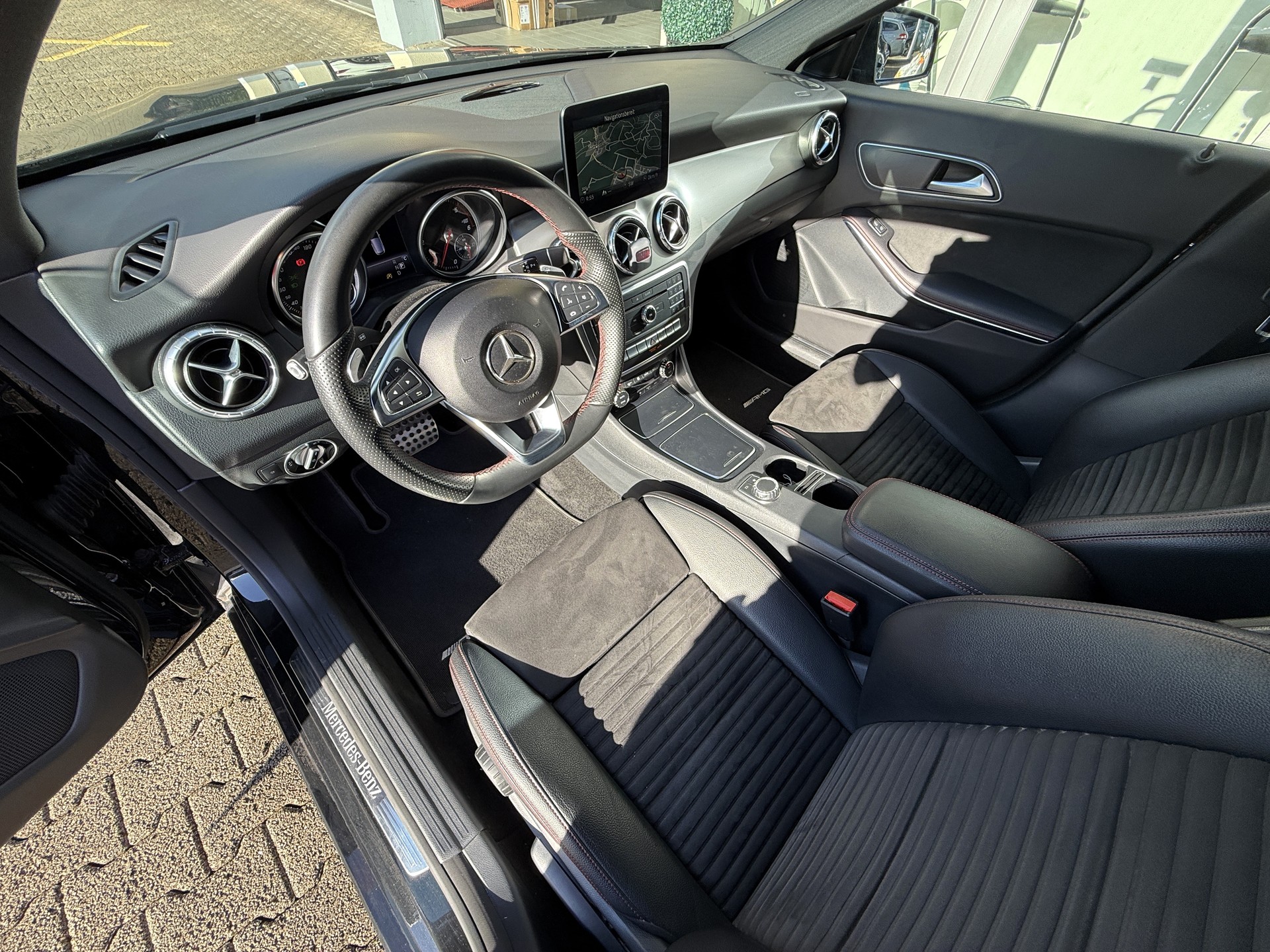 MERCEDES-BENZ CLA Shooting Brake 220 d AMG Line 7G-DCT-image-14
