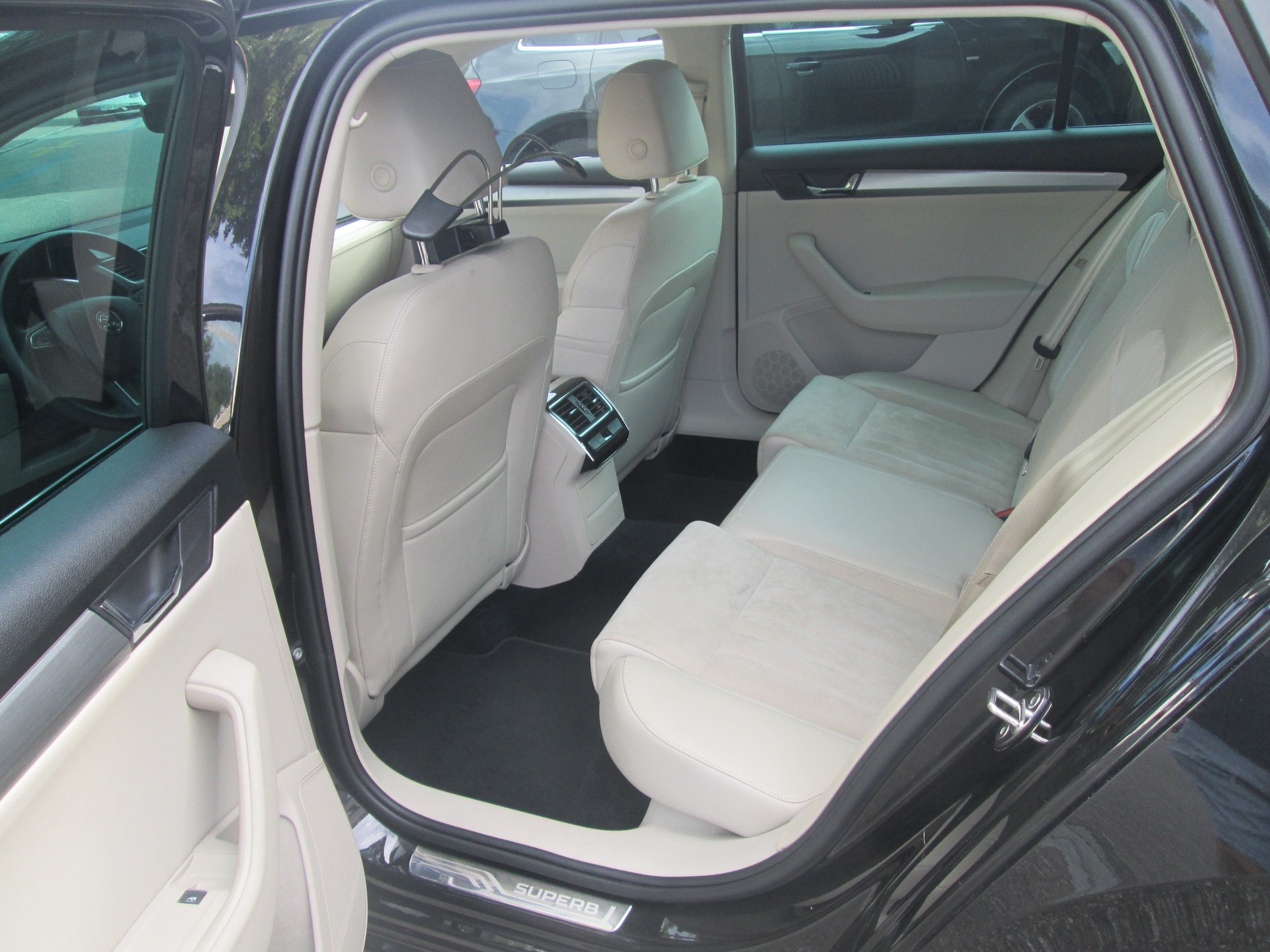 SKODA Superb Combi 2.0 TDi Sport Line DSG-image-8