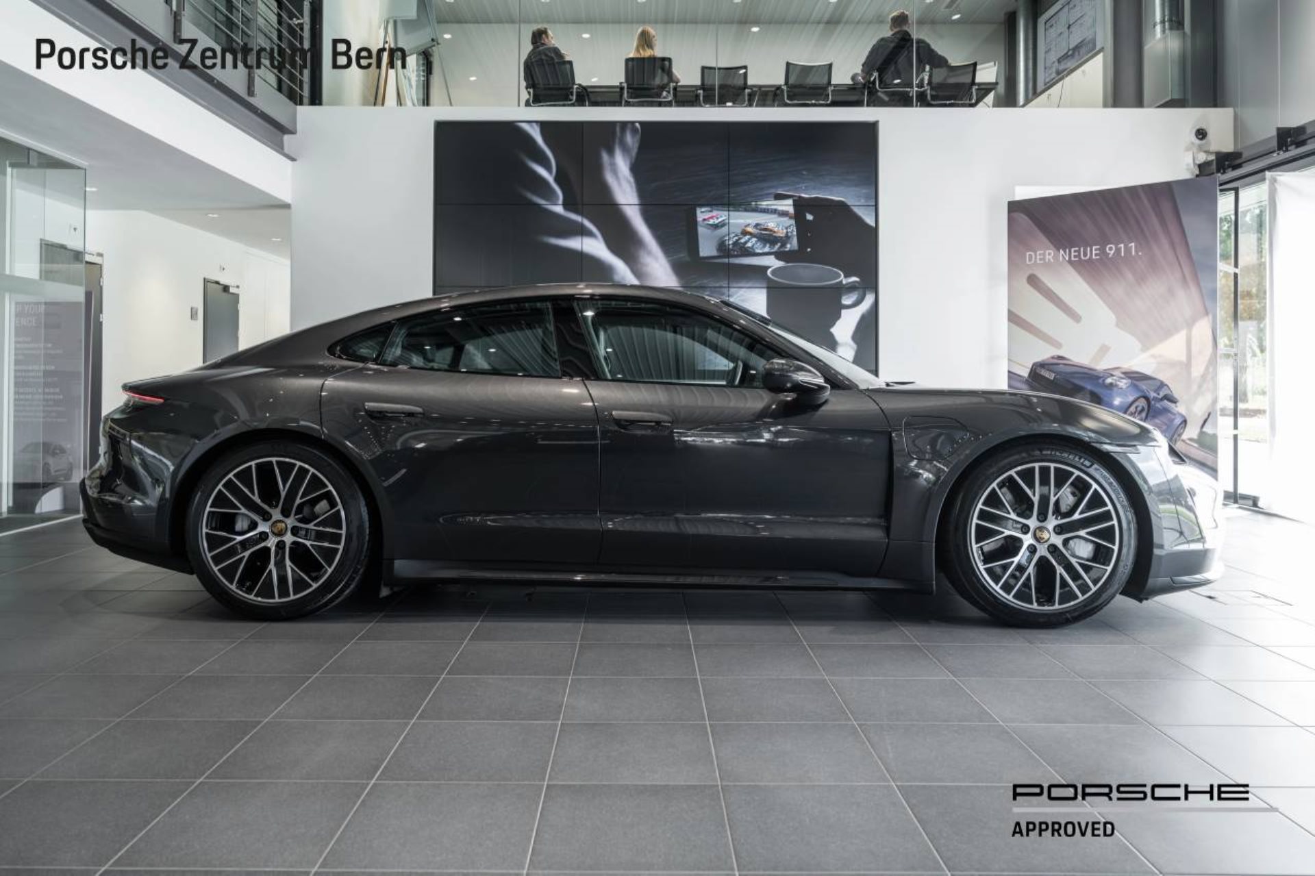 PORSCHE Taycan Turbo-showroom-element-1
