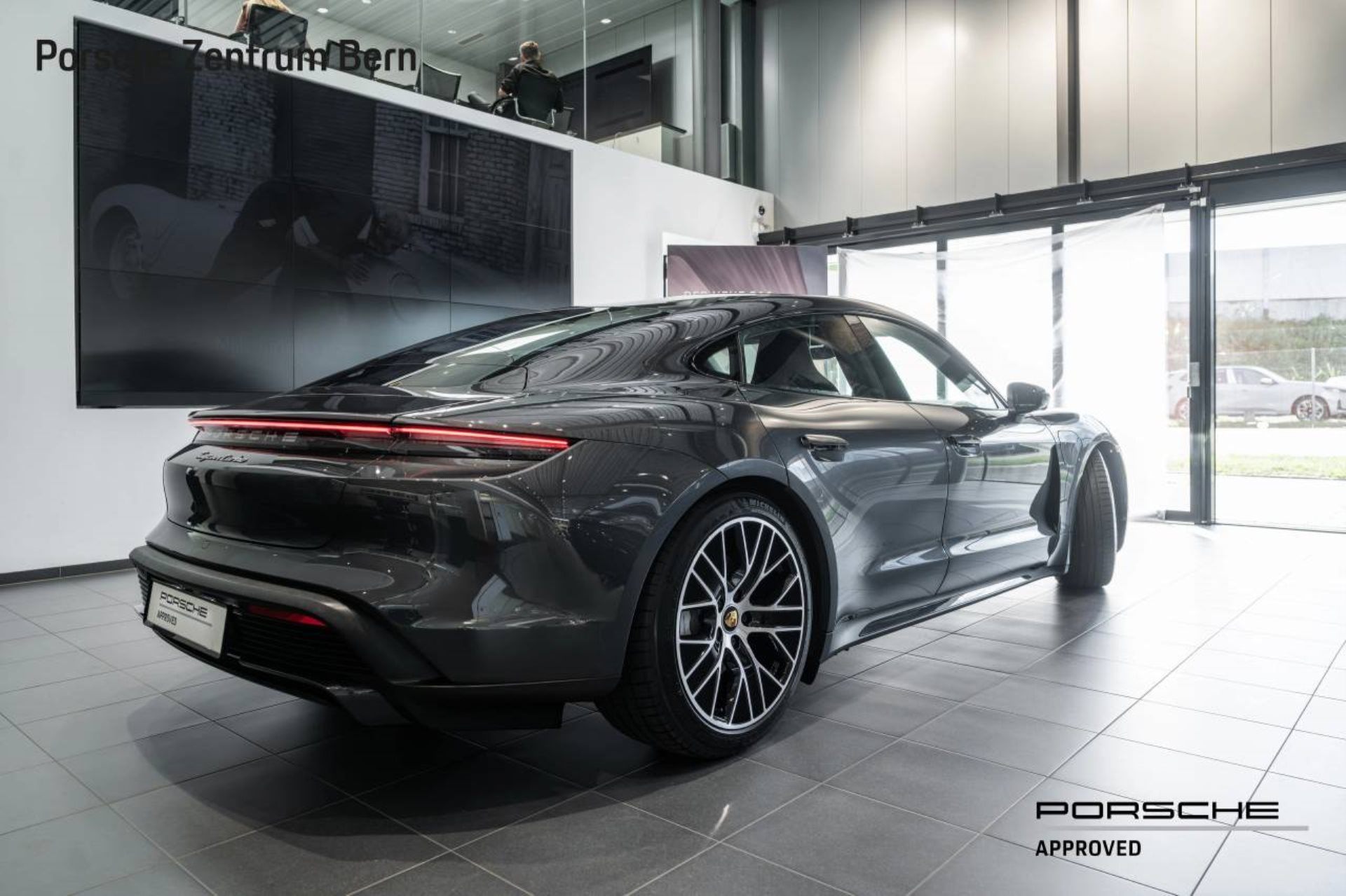 PORSCHE Taycan Turbo-showroom-element-2