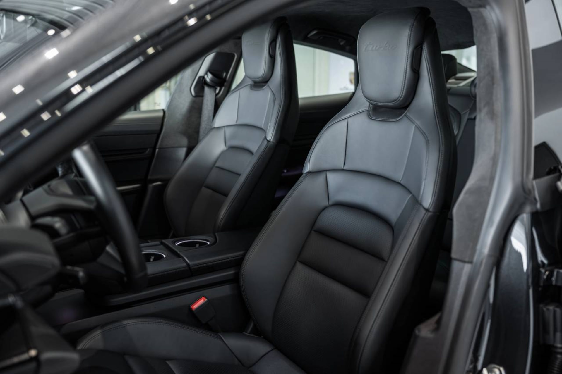 PORSCHE Taycan Turbo-image-4