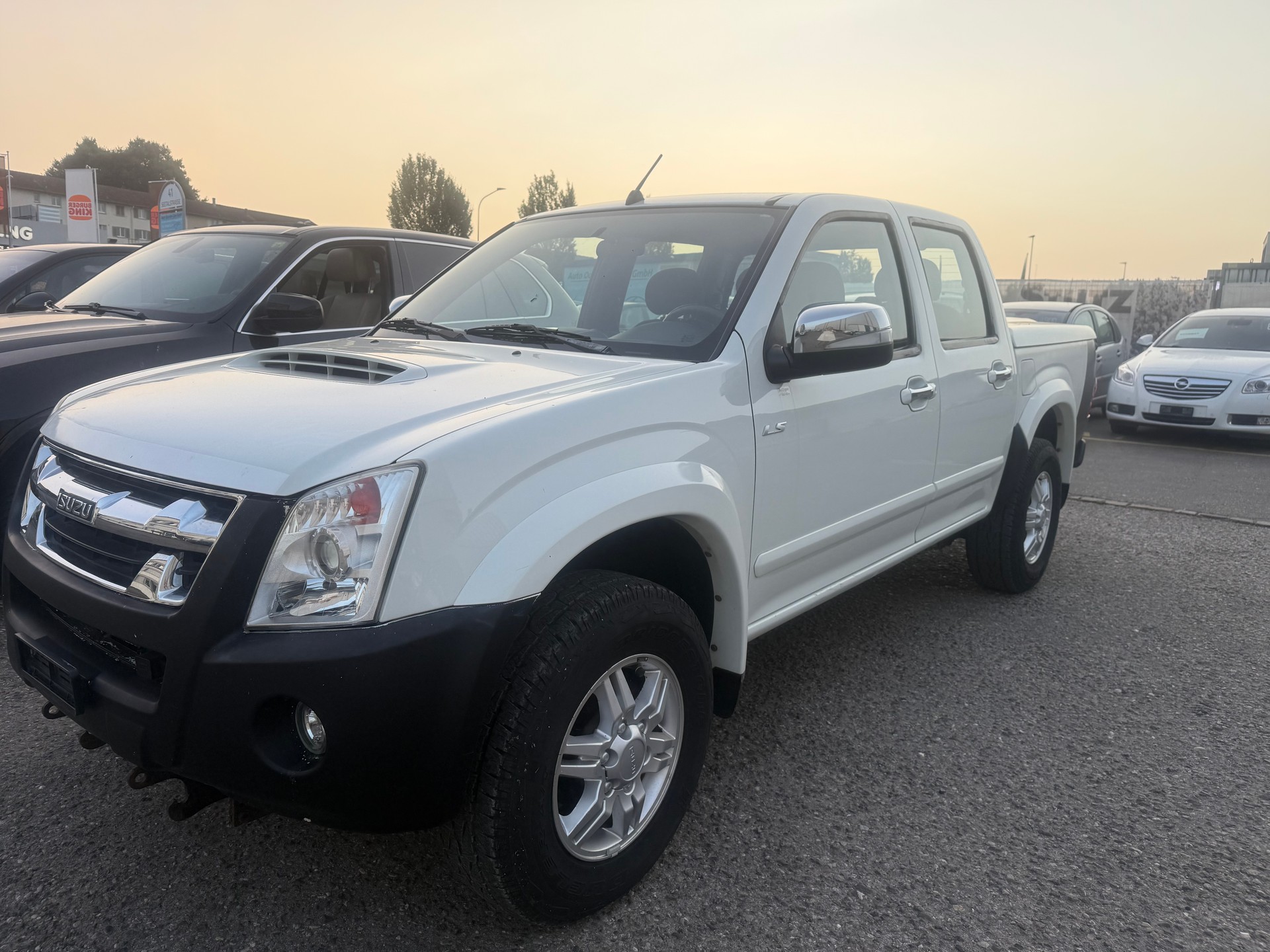 ISUZU TFS 85-image-2