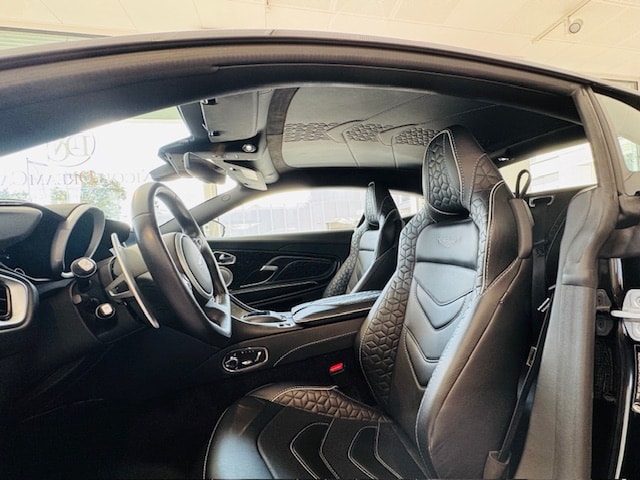 ASTON MARTIN DBS Coupé Superleggera-image-4