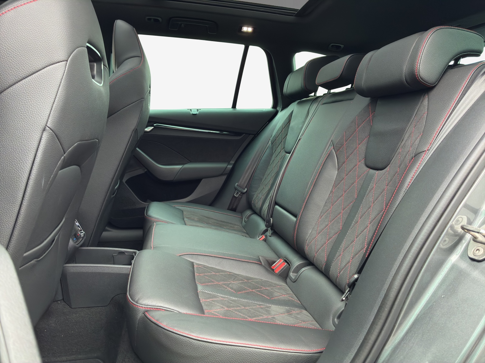 SKODA Octavia Combi 2.0 TSI DSG RS-image-11