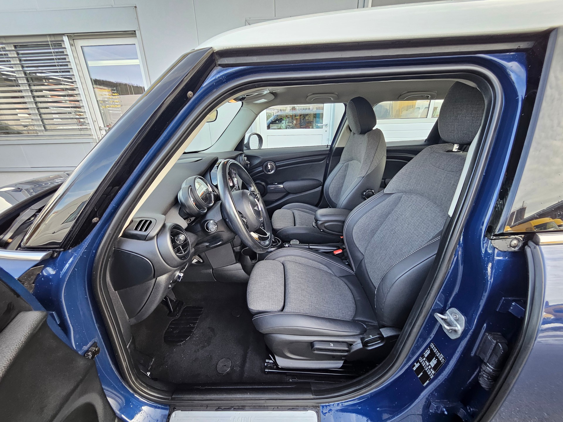MINI Cooper Steptronic-image-10