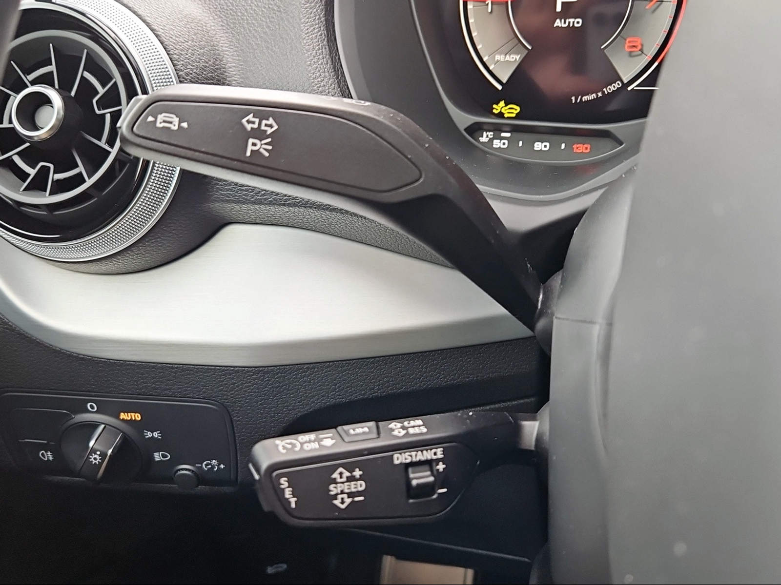AUDI Q2 40 TFSI S line Attraction quattro S-tronic Daytonagrau Perleffekt-image-14