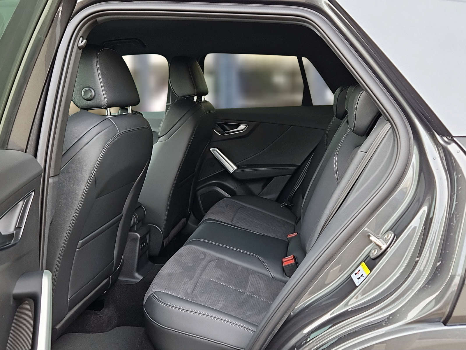 AUDI Q2 40 TFSI S line Attraction quattro S-tronic Daytonagrau Perleffekt-image-9
