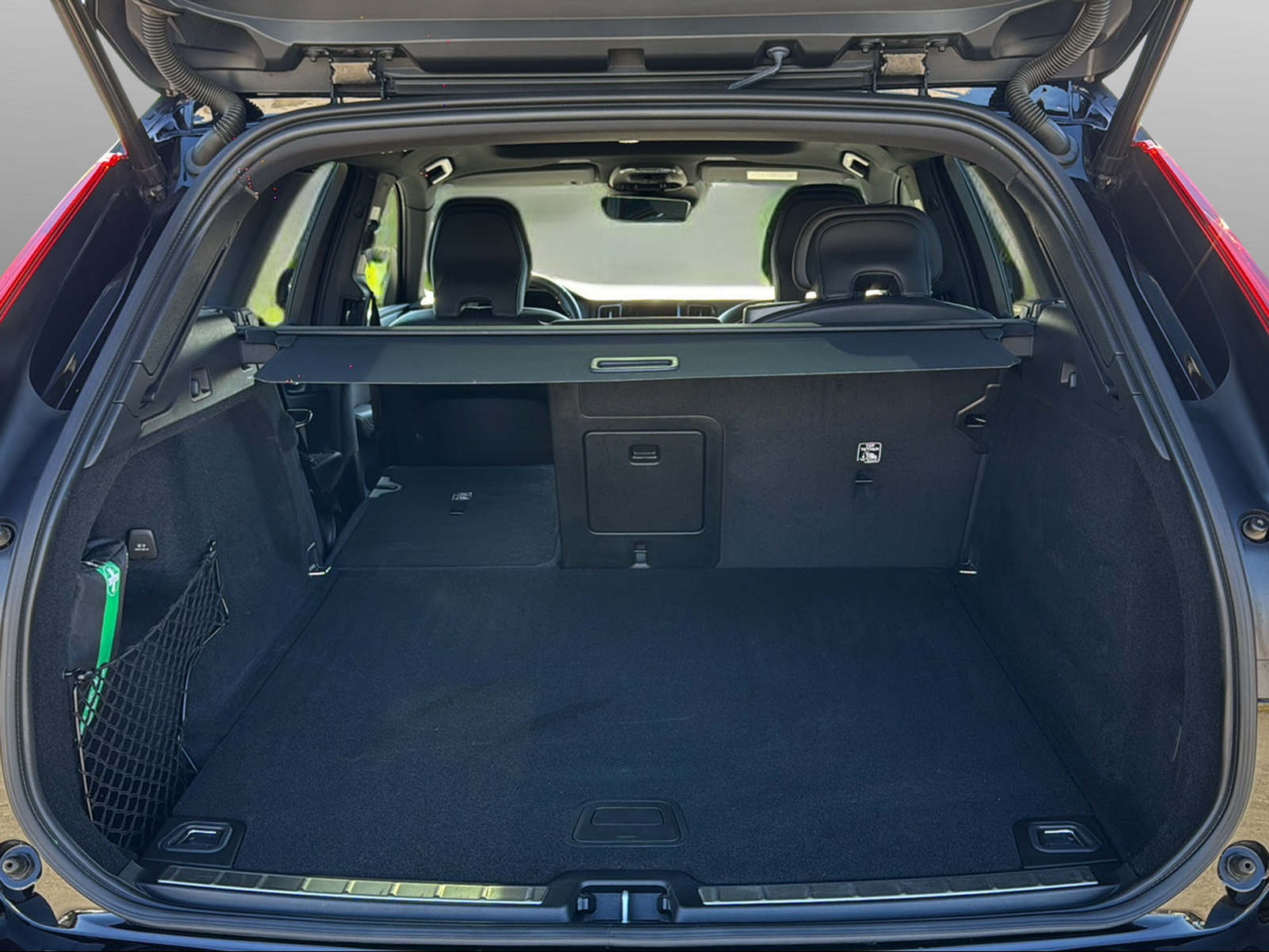 VOLVO XC60 2.0 B4 MH R-Design AWD-image-15