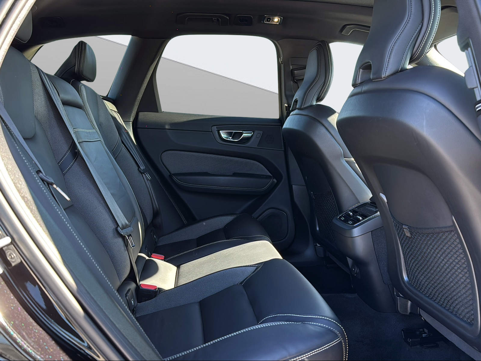 VOLVO XC60 2.0 B4 MH R-Design AWD-image-10