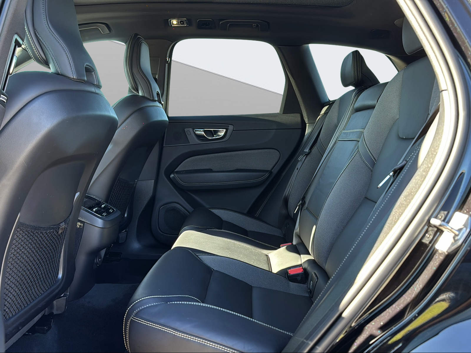 VOLVO XC60 2.0 B4 MH R-Design AWD-image-13