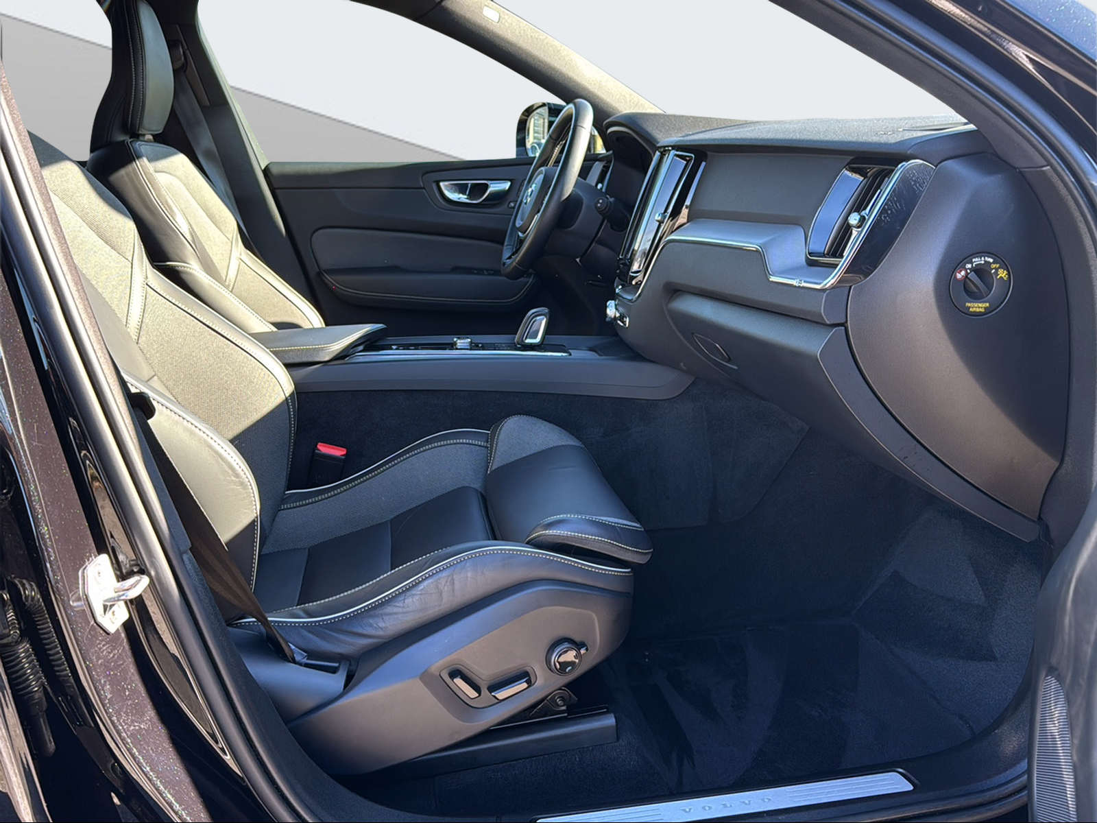 VOLVO XC60 2.0 B4 MH R-Design AWD-image-14