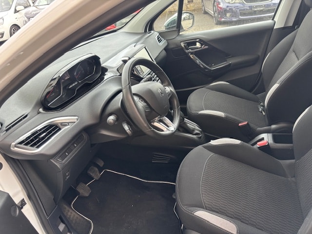 PEUGEOT 208 1.2 VTI Style-image-2