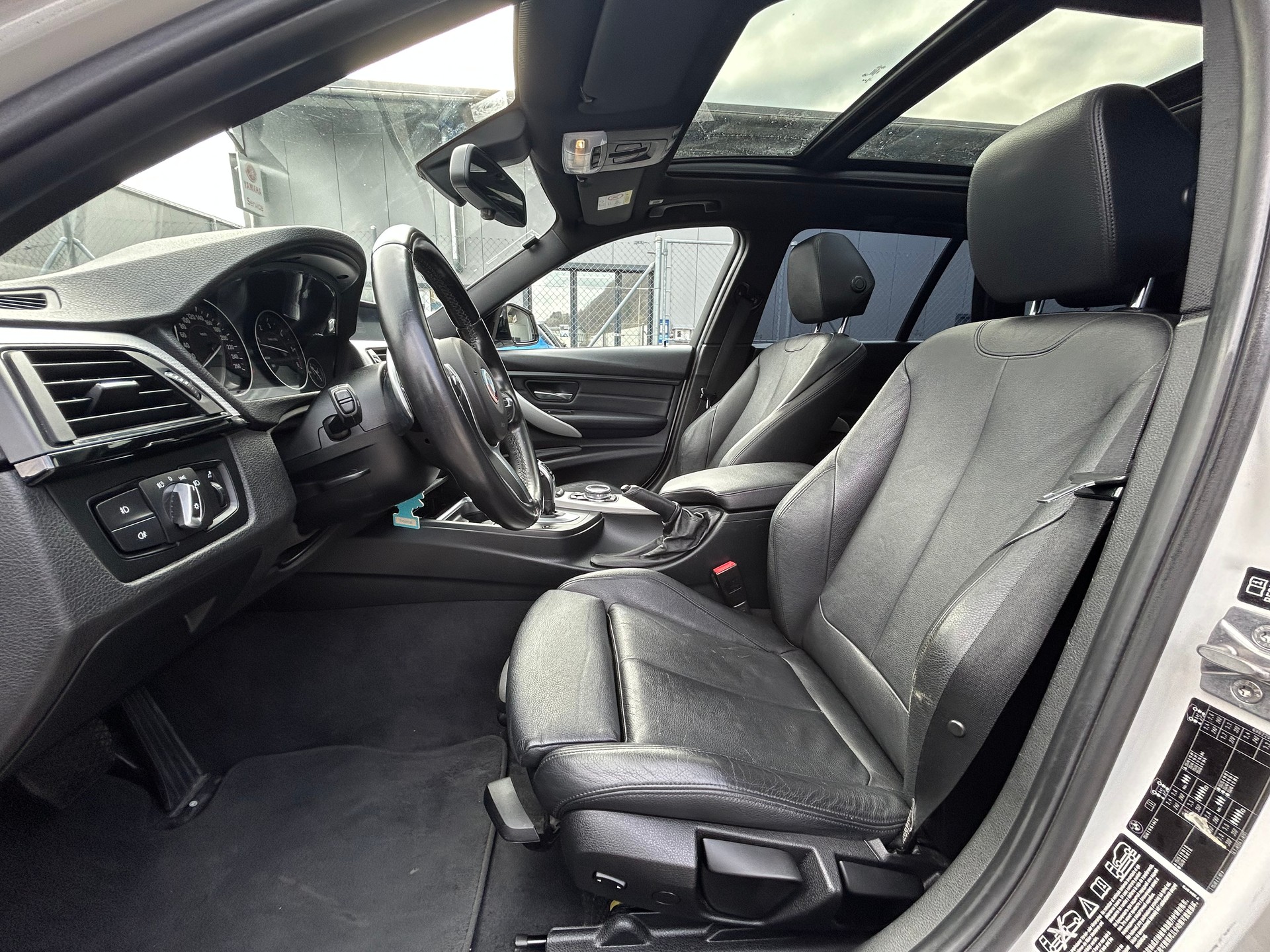 BMW 330d xDrive Touring Steptronic M-Sport-Paket-image-10