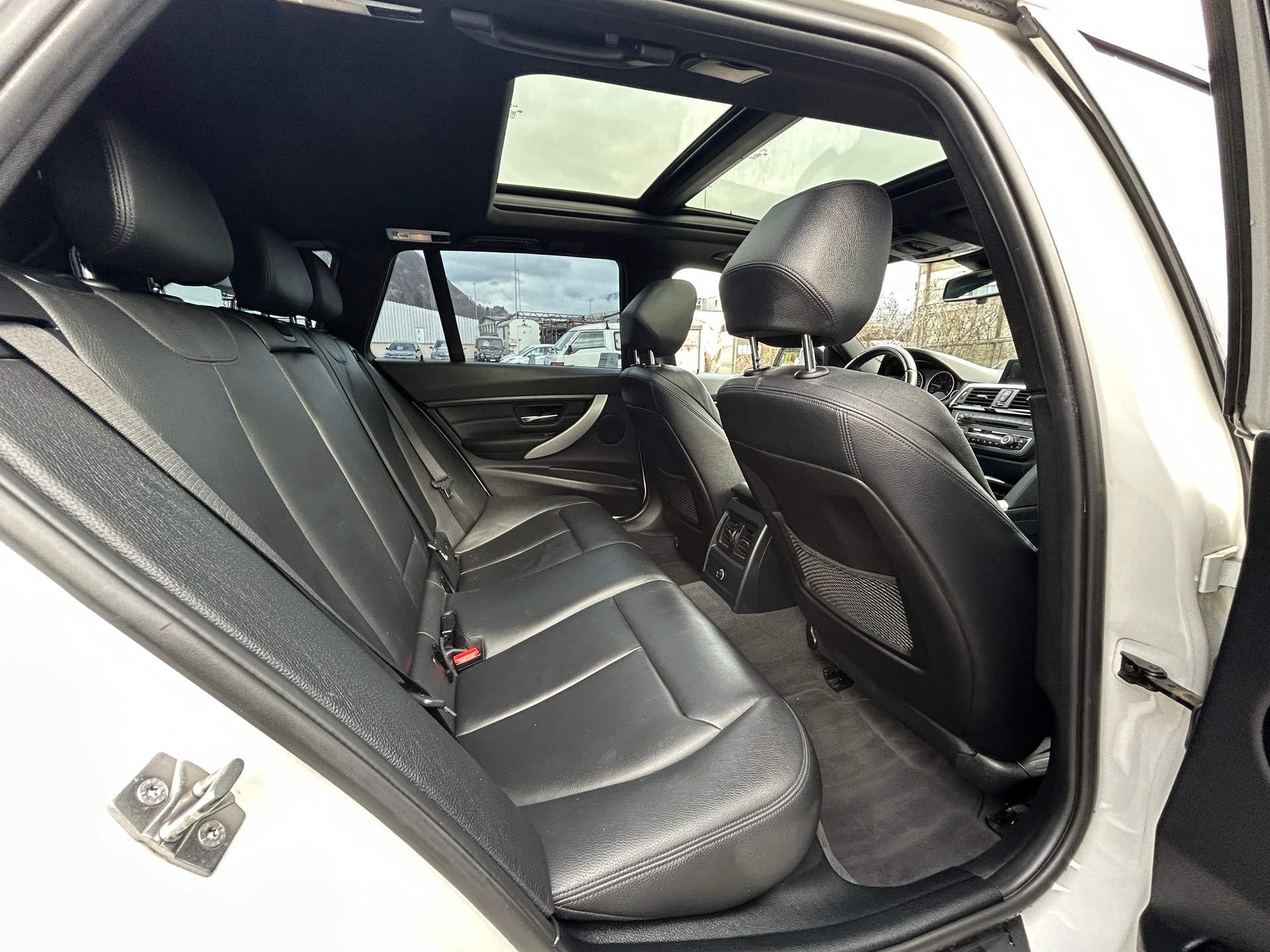 BMW 330d xDrive Touring Steptronic M-Sport-Paket-image-13
