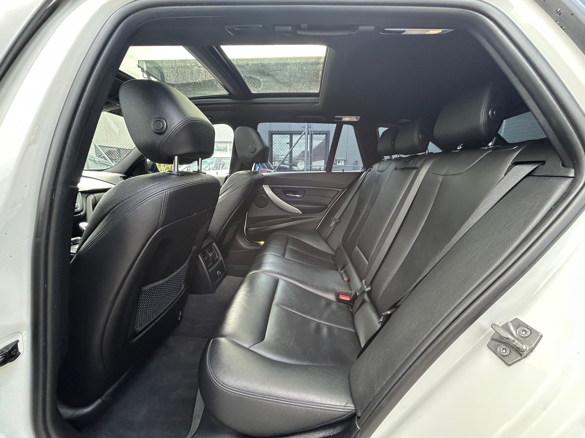 BMW 330d xDrive Touring Steptronic M-Sport-Paket-image-12