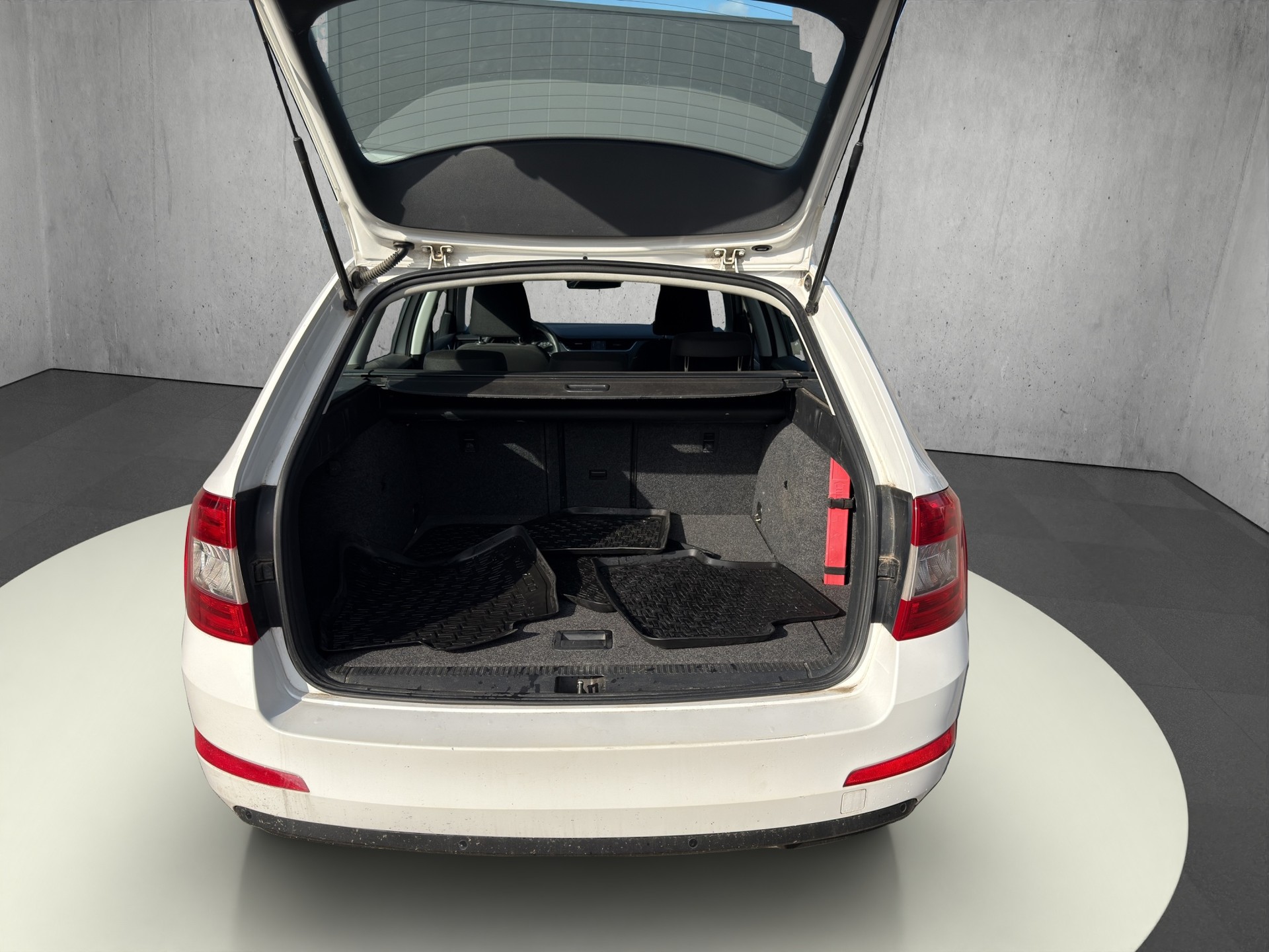 SKODA Octavia Combi 1.6 TDI Ambition 4x4-image-6